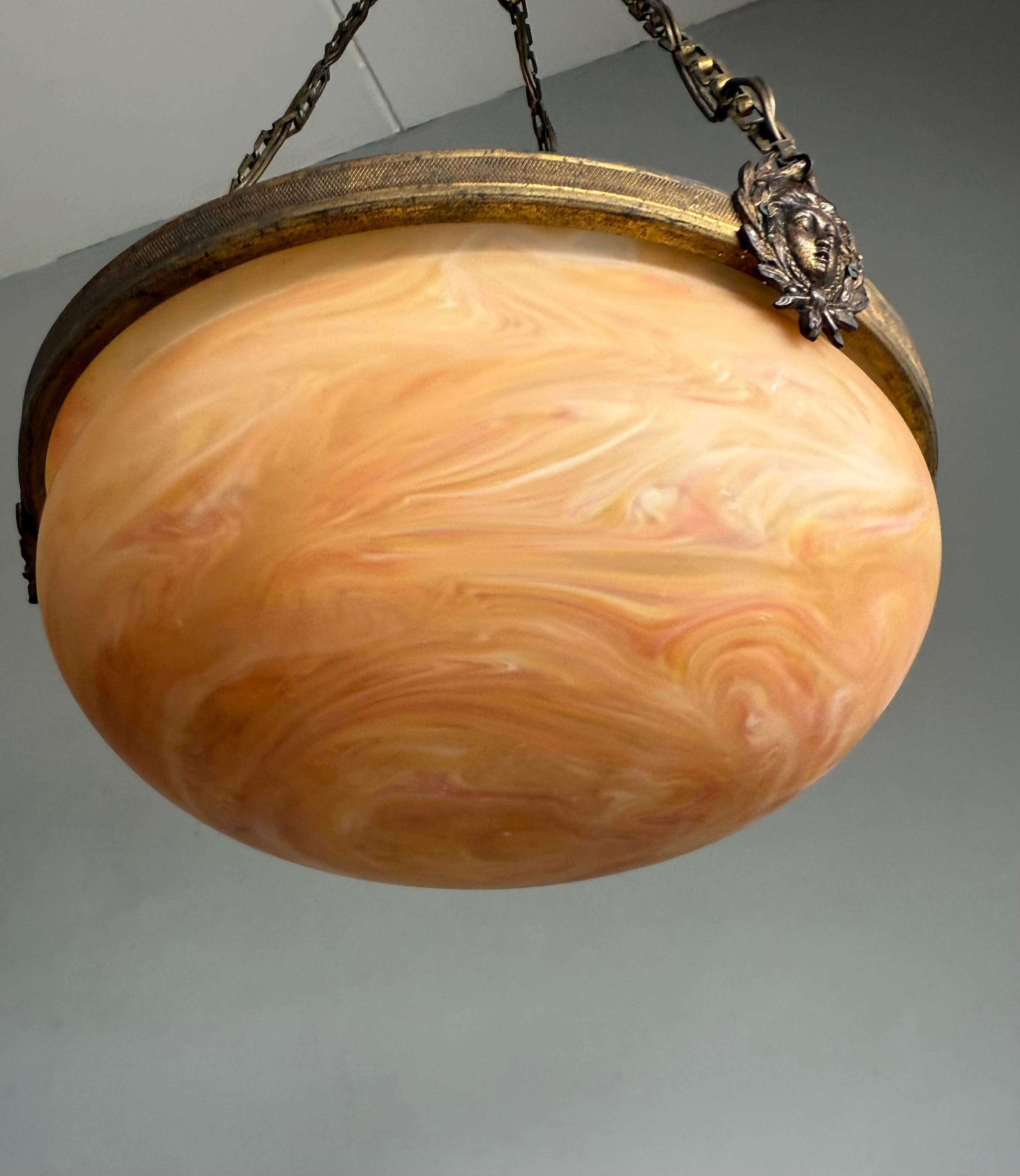 Luce a sospensione antica francese senza tempo w. Maschere della Dea dorate e vetro ambrato a spirale in vendita 1
