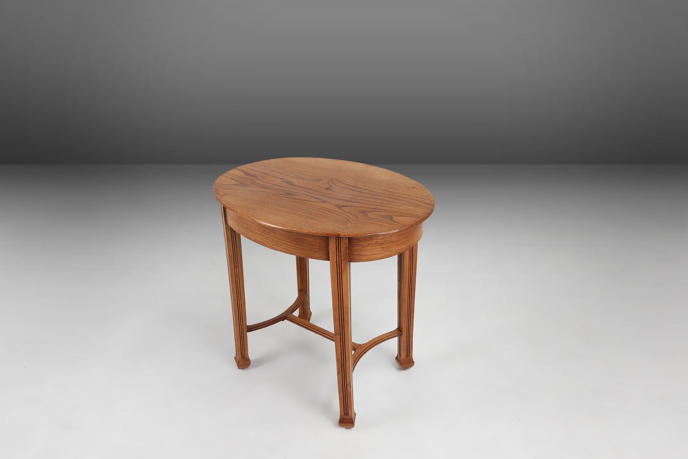 Timeless French Art Deco side table in oak, 1930s  For Sale 2