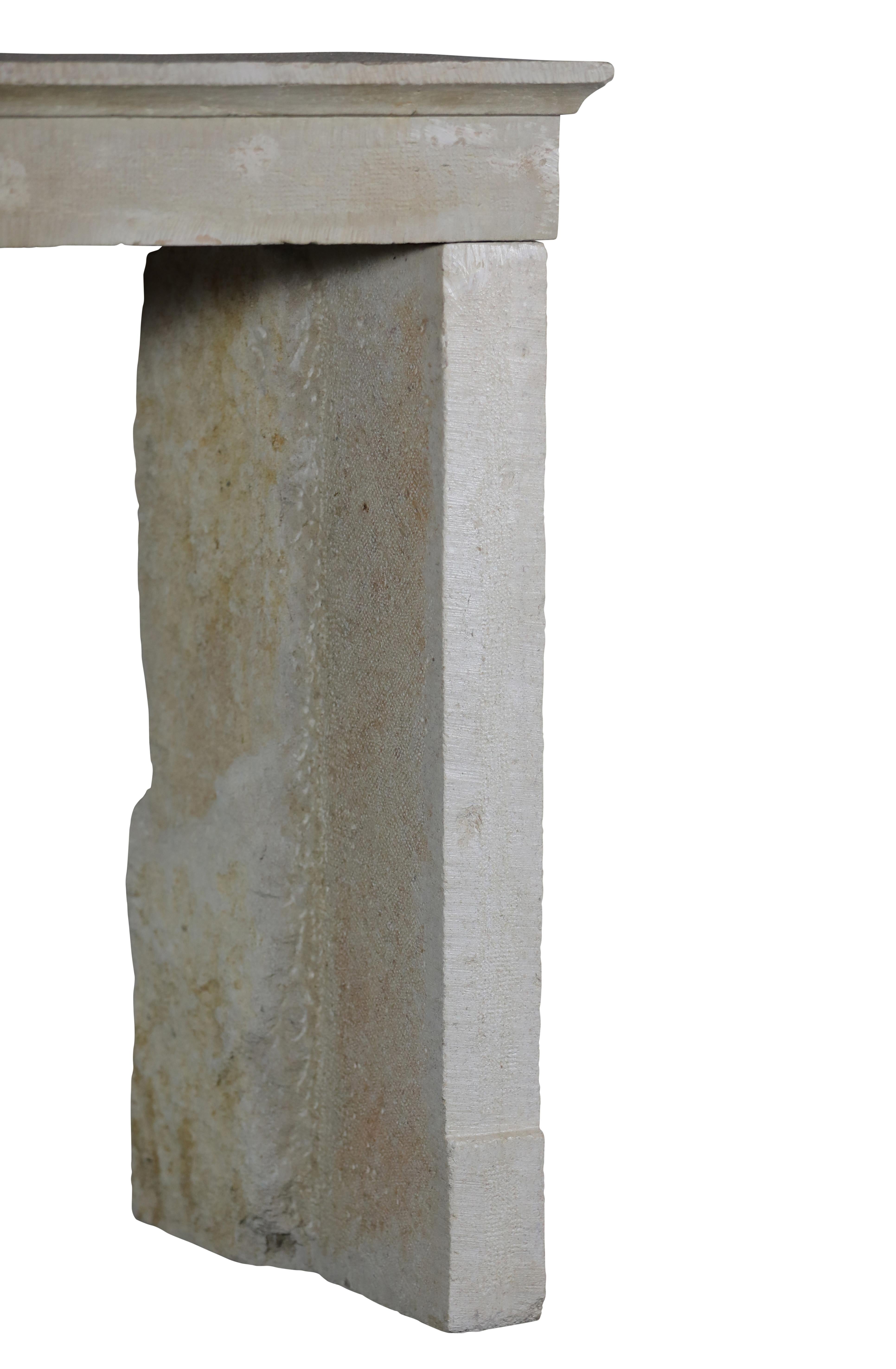 Revestimiento de chimenea de piedra caliza recuperada beige francés atemporal en venta 1