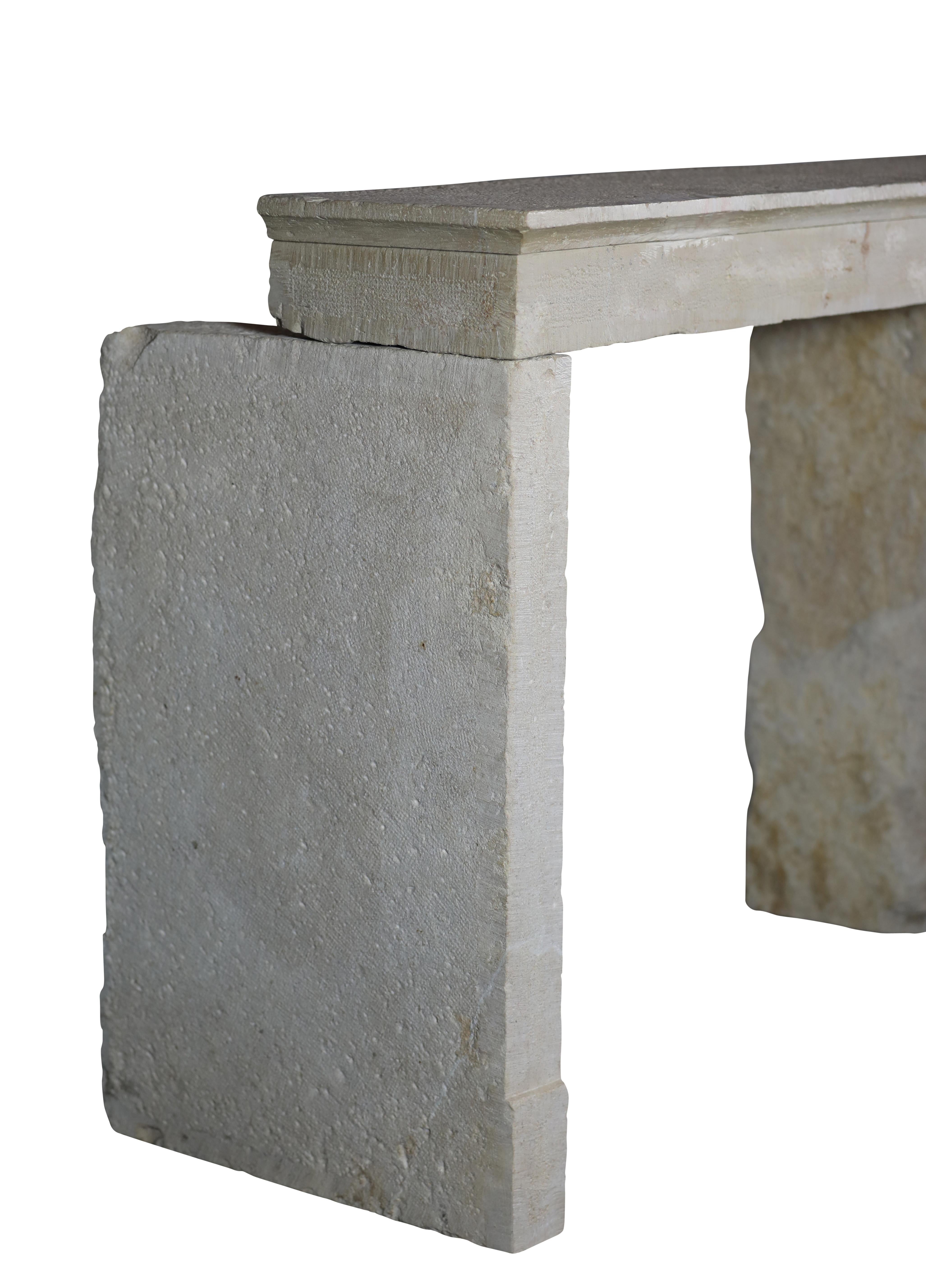 Revestimiento de chimenea de piedra caliza recuperada beige francés atemporal en venta 2