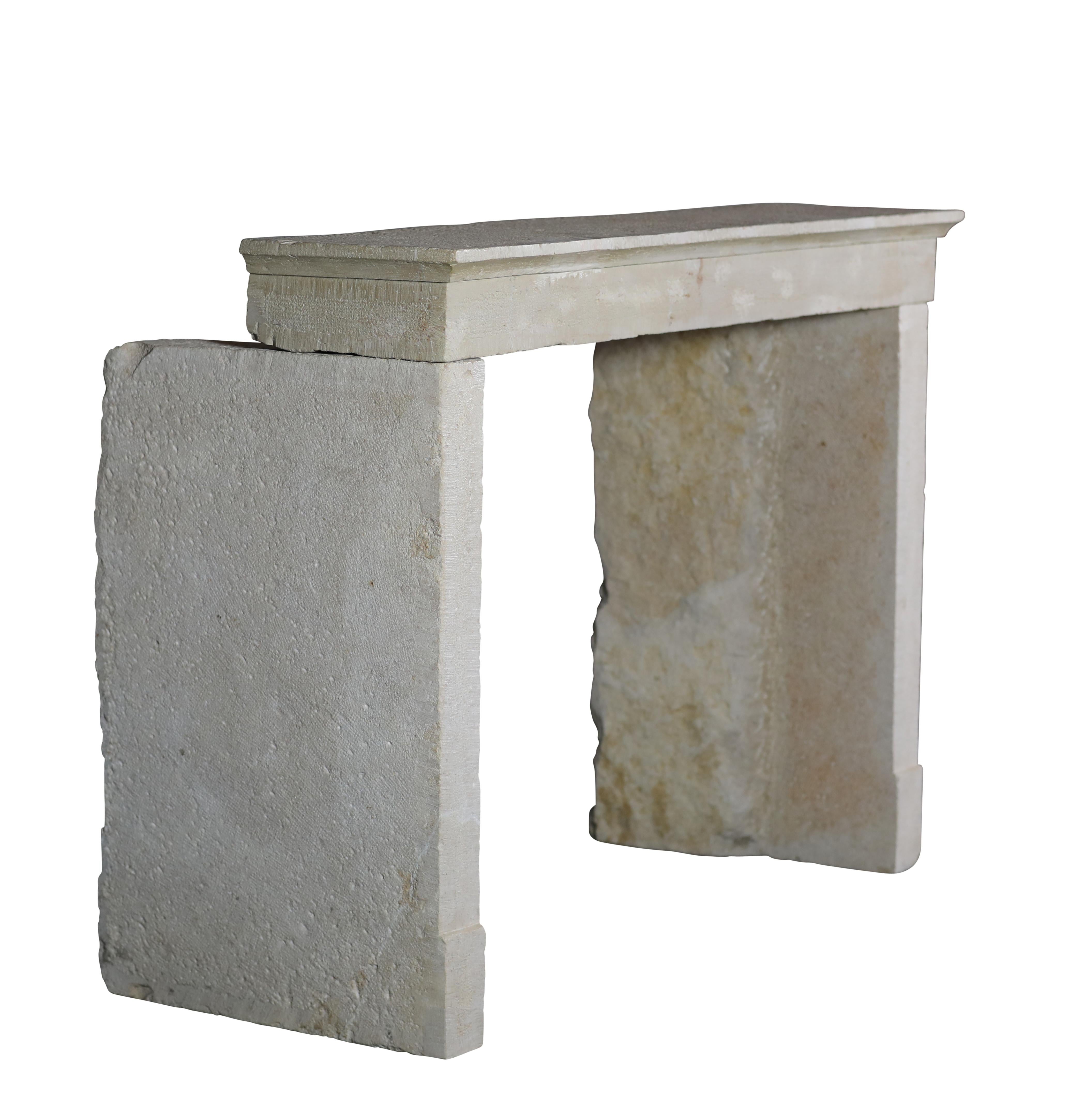 Revestimiento de chimenea de piedra caliza recuperada beige francés atemporal en venta 3