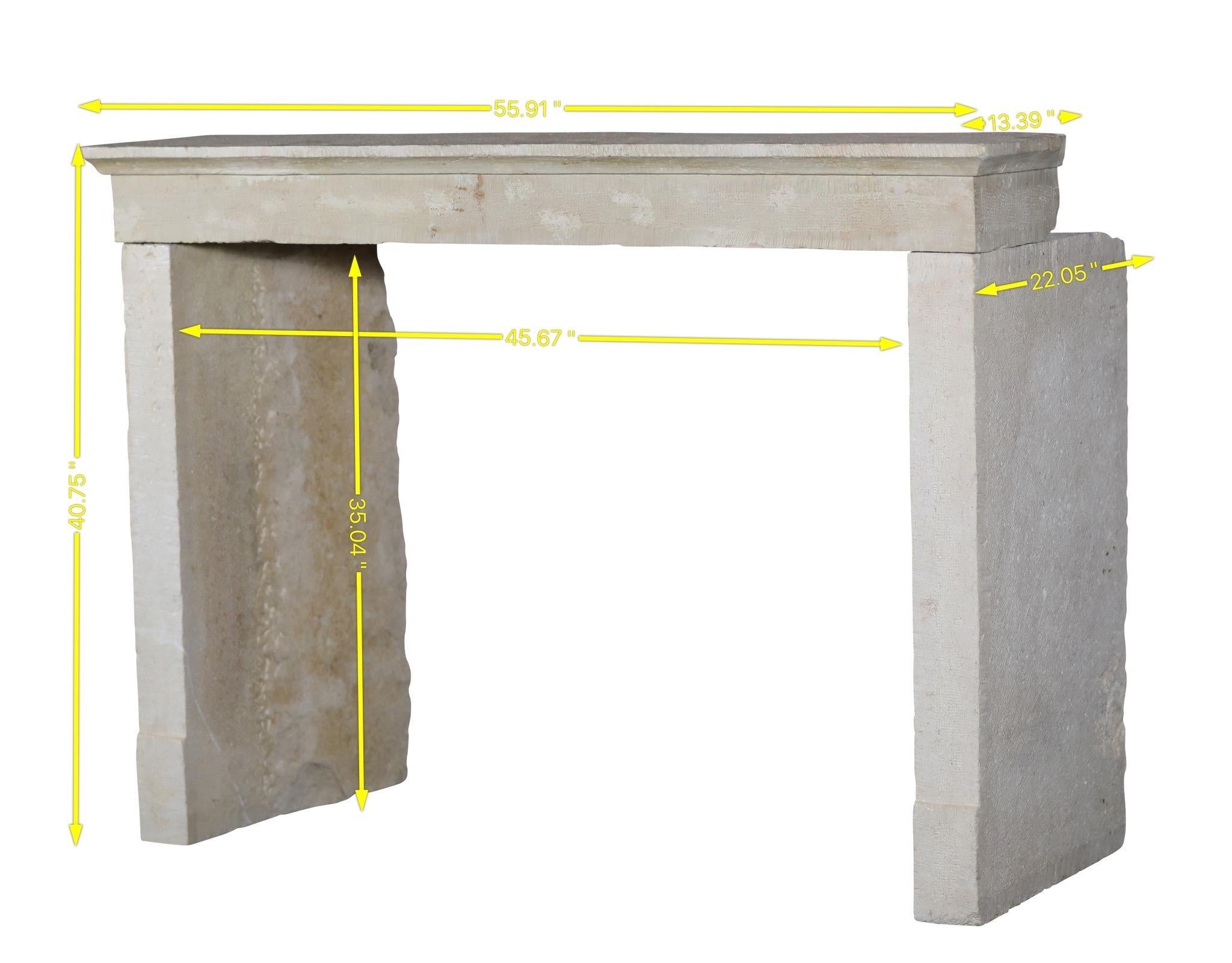 Revestimiento de chimenea de piedra caliza recuperada beige francés atemporal en venta 6
