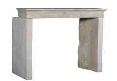 Cornice per caminetto senza tempo in pietra calcarea di recupero beige francese