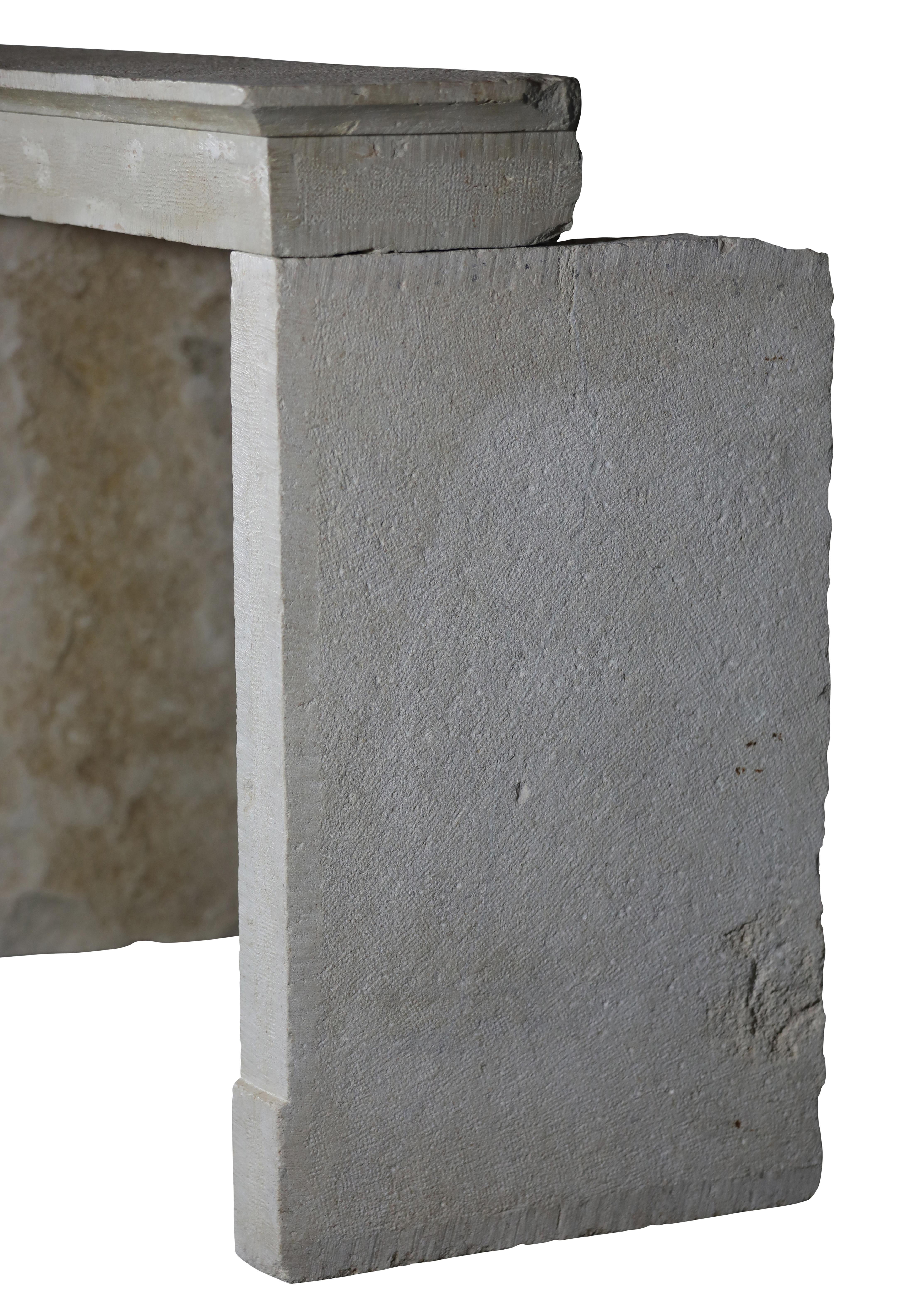 Calcaire Entourage de cheminée en pierre calcaire de récupération beige intemporel français en vente