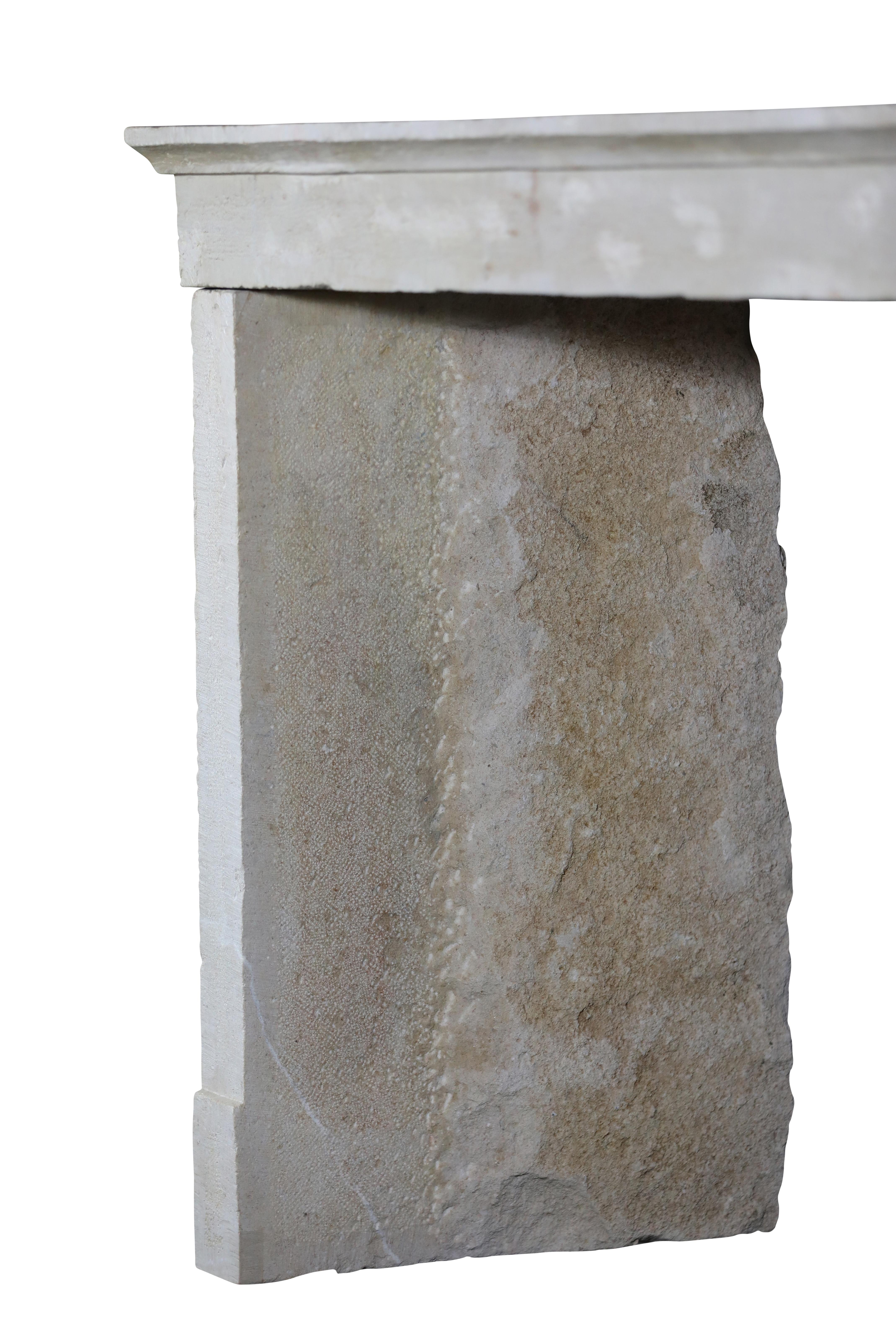 Entourage de cheminée en pierre calcaire de récupération beige intemporel français en vente 1