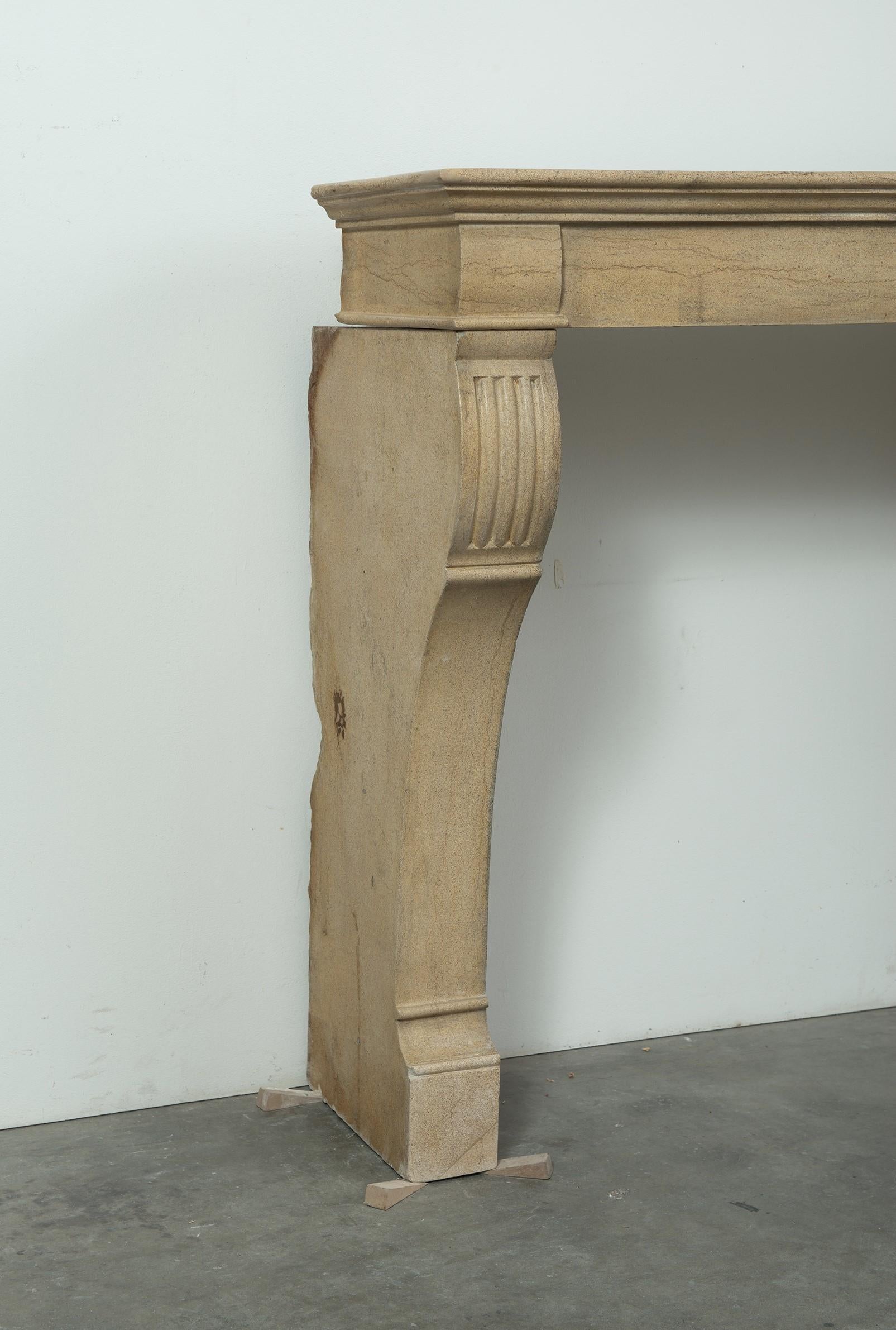 Belle cheminée de style Campagnard en pierre calcaire.
Cette cheminée provient du centre de la France, de la région de Bourgogne.
Sa taille parfaite permet d'installer cette cheminée dans presque toutes les situations. Les deux pieds soutiennent une