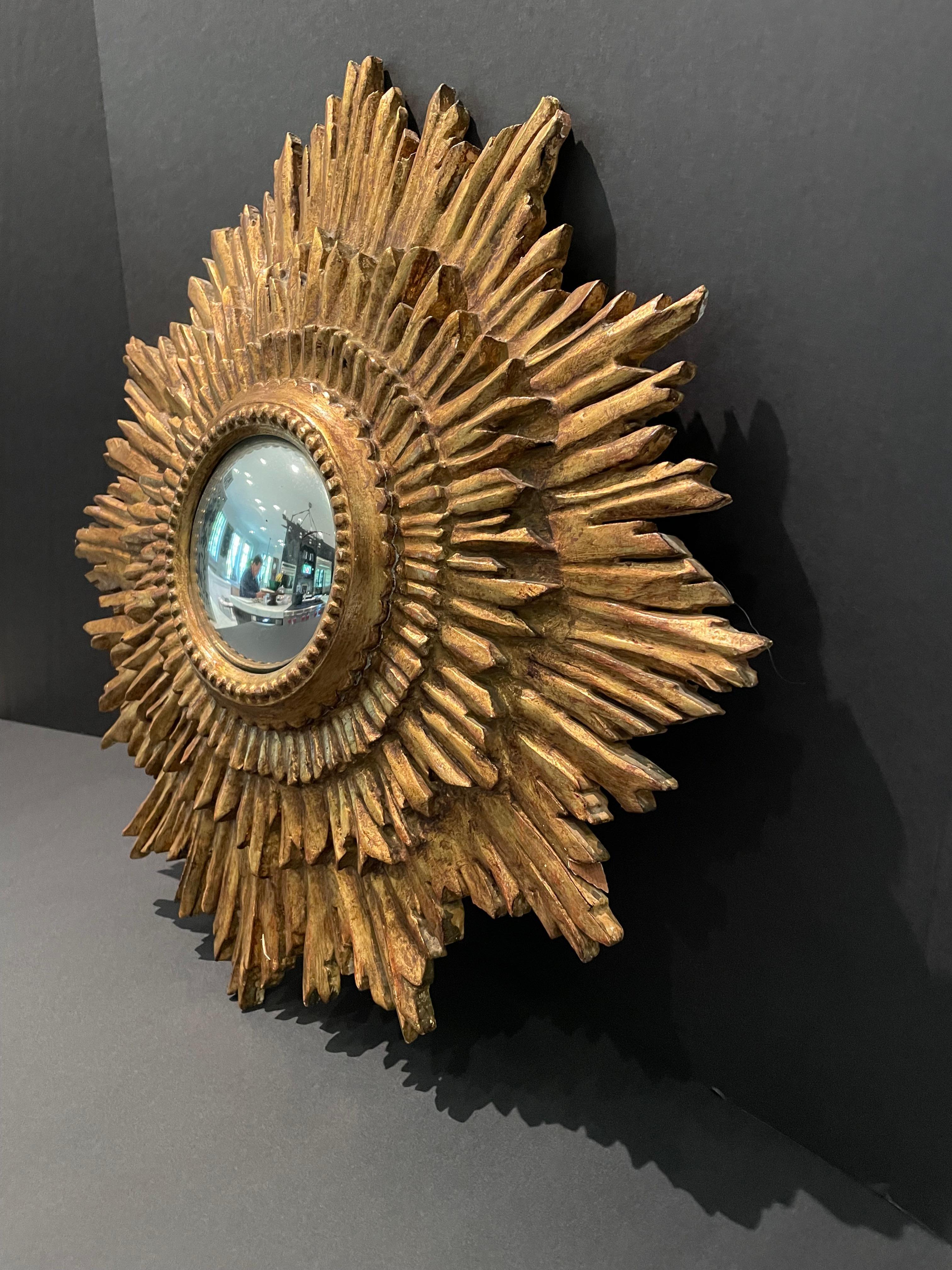 Timeless Giltwood Sunburst Italian Convex Mirror In Good Condition In Hopewell, NJ