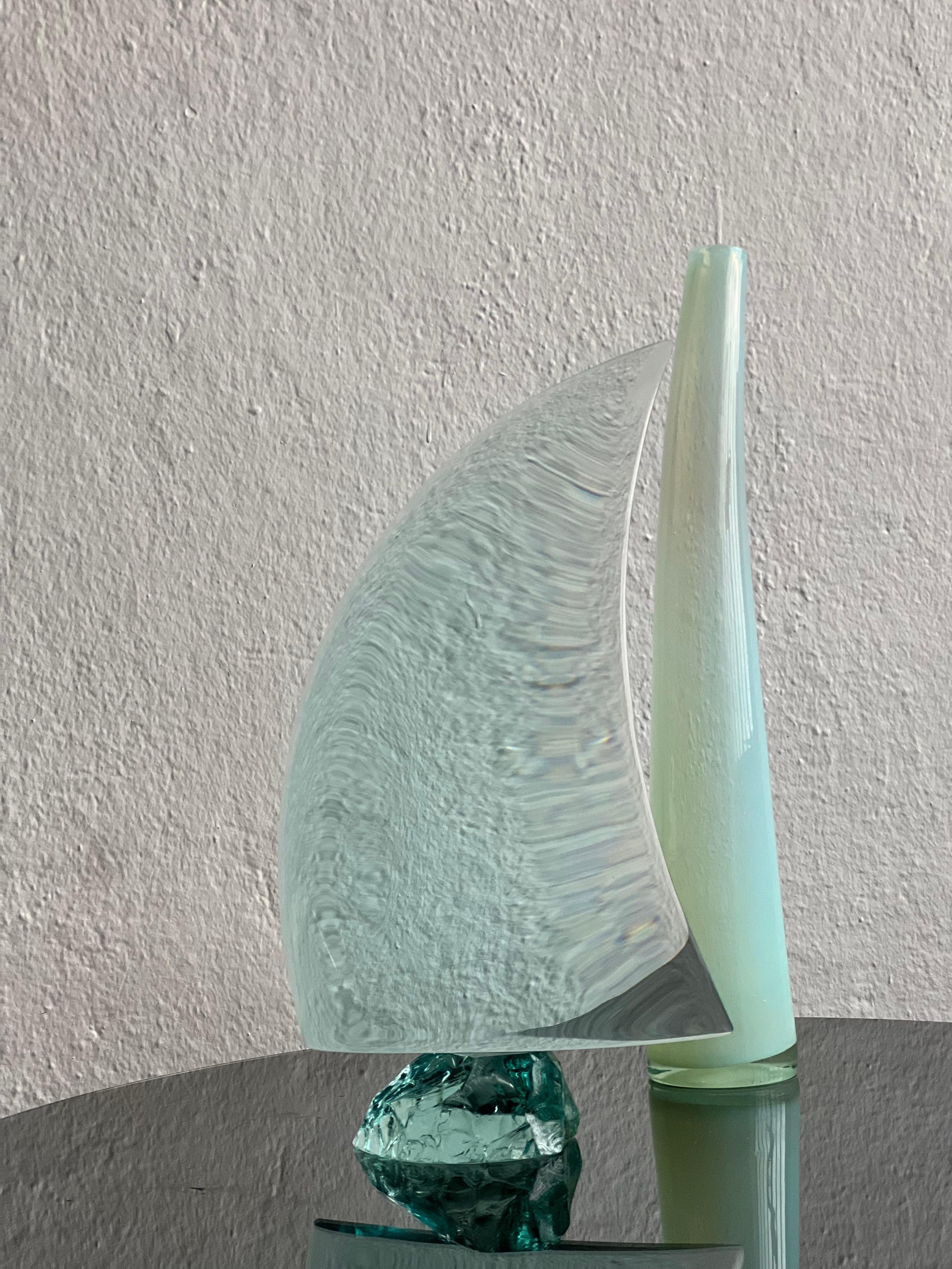 Escultura marina de vidrio ''Vela'' de Giorgio Berlini, Cristal Arte G.B. fabricada en Italia . 1970
El diseñador Ghirò trabajaba desde 1996 para el artista Berlini y, cuando Berlini se jubiló, Ghirò Studio consiguió que la empresa siguiera