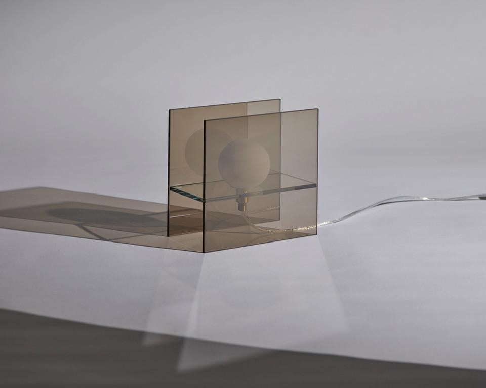 Lampe à poser Timeless Glow par Studio Monsoleil
Dimensions : D 12 x L 12 x H 25 cm.
Matériaux : Verre feuilleté.

Toutes nos lampes peuvent être câblées en fonction de chaque pays. Si elle est vendue aux États-Unis, elle sera câblée pour les