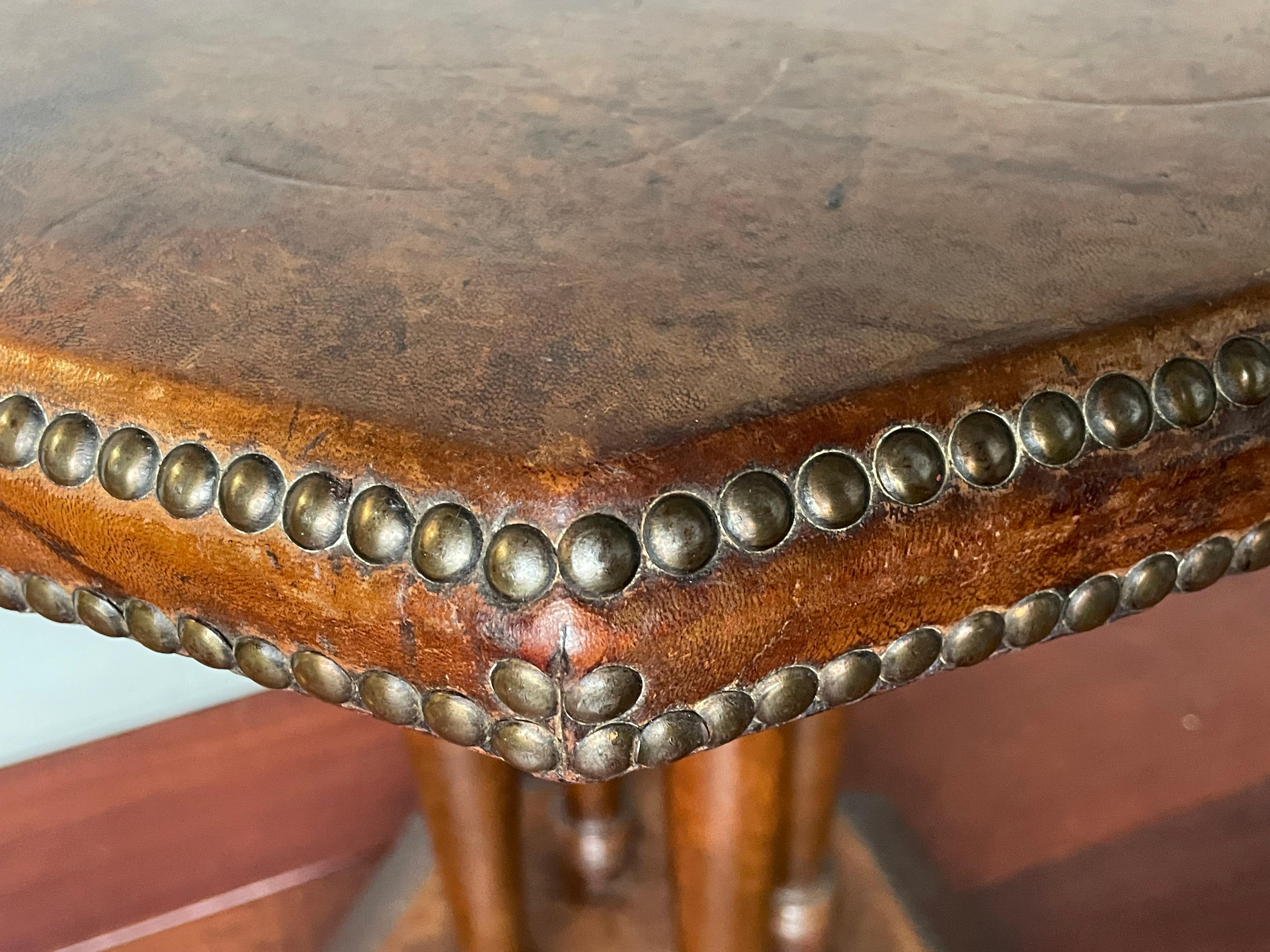 Timeless & Handmade Art Deco Wood & Leather Occasional / Drinks Table, England In Good Condition In Lisse, NL