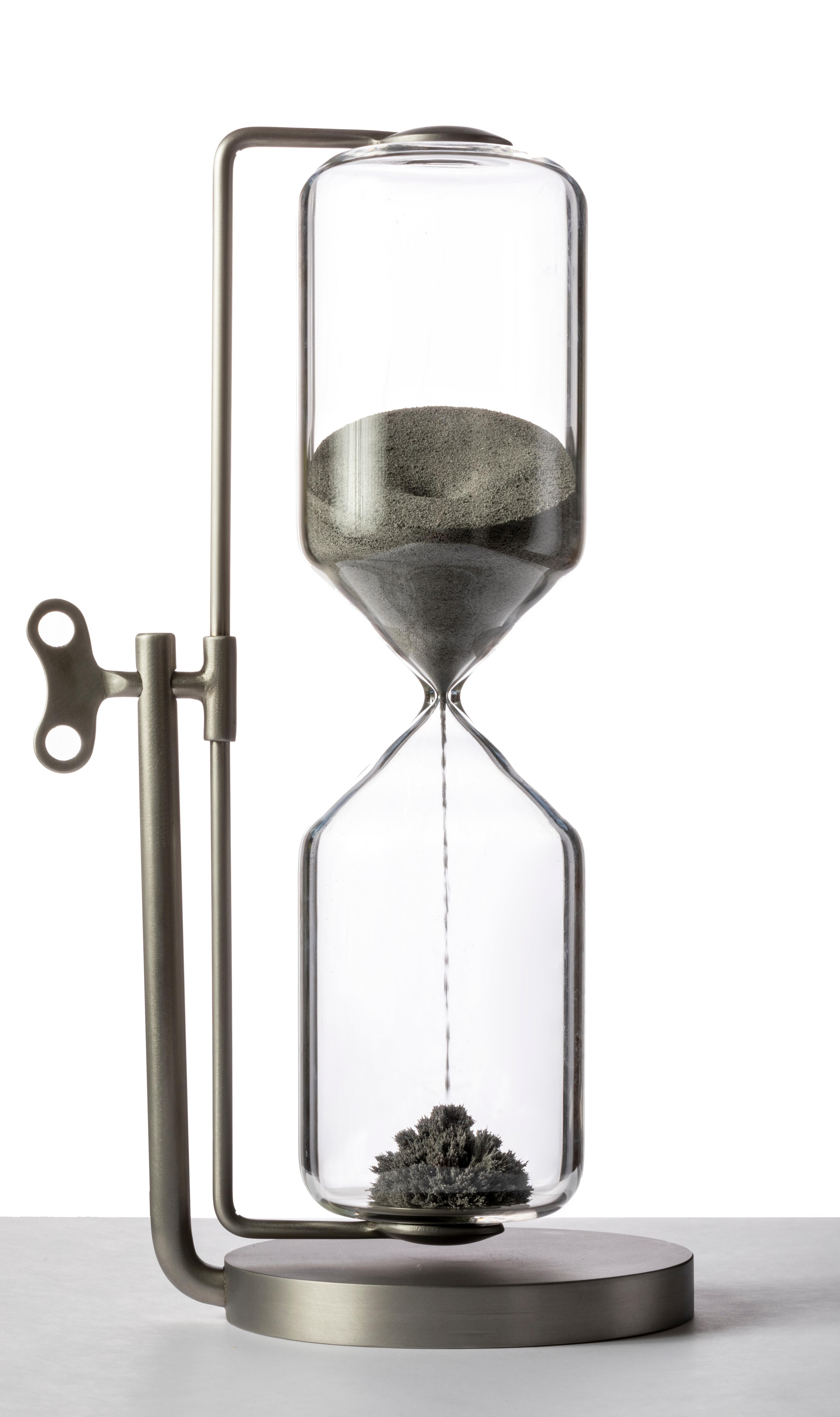 Timeless Hourglass von Secondome Edizioni
Limitierte Auflage von 30 Exemplaren.
Designer: CTRLZACK.
Abmessungen: T 20 x B 13,5 x H 33 cm.
MATERIALIEN: Mundgeblasenes Glas, Magnet, Eisenpulver und Messing.

Collection'S / Produktion: Secondome.