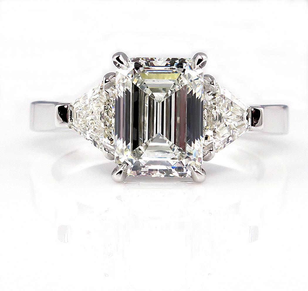 Timeless I VS2 GIA 2.62ct Emerald Cut Diamond 3 Stone Engagement Platinum Ring In Good Condition In New York, NY