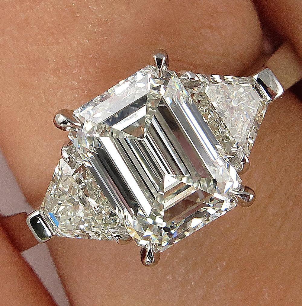 This ESTATE, Iconic style- 3 Stone ring will take your breath away! Great opportunity to own Large,  100% NATURAL NONE-treated , Exceptional Quality diamond for a great price!

Buy her this the most classic, elegant diamond ring which will go beyond