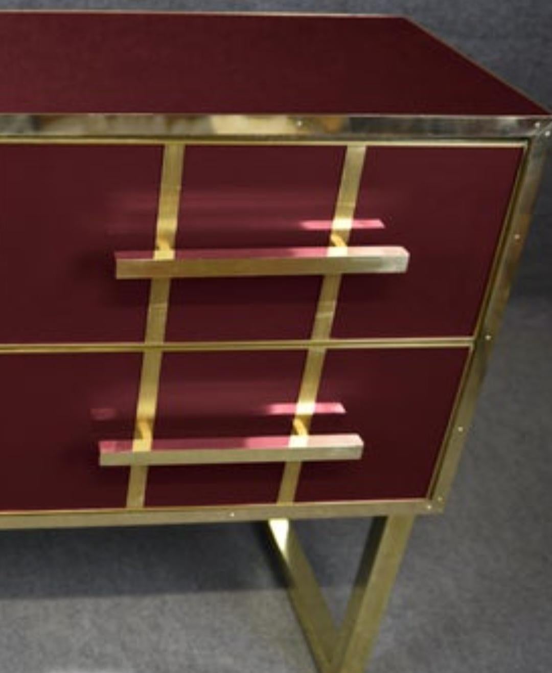 Timeless Italian Elegance: Chest of Drawers with Red Murano Glass and Brass Trim in vendita 3