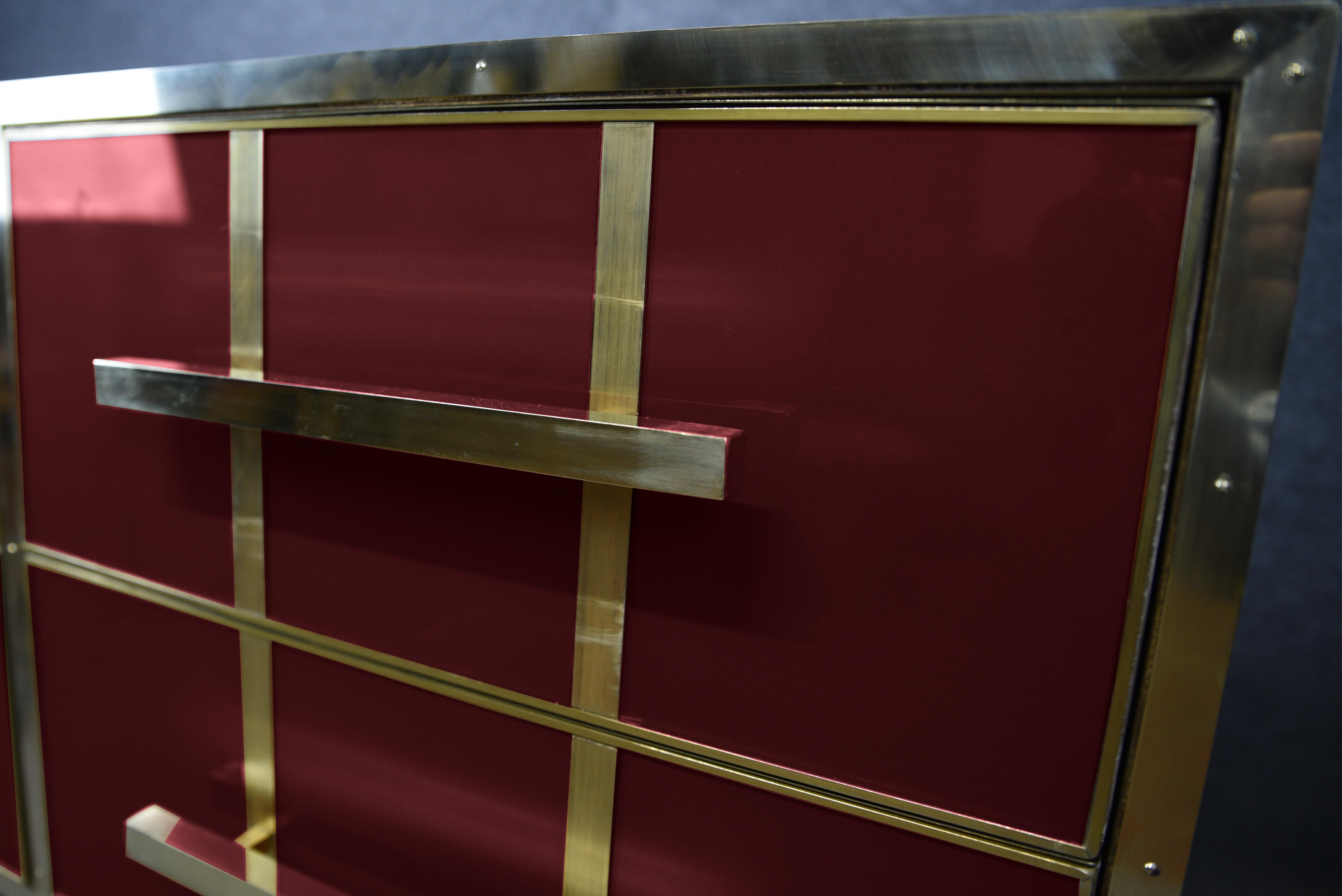 Falegnameria Timeless Italian Elegance: Chest of Drawers with Red Murano Glass and Brass Trim in vendita