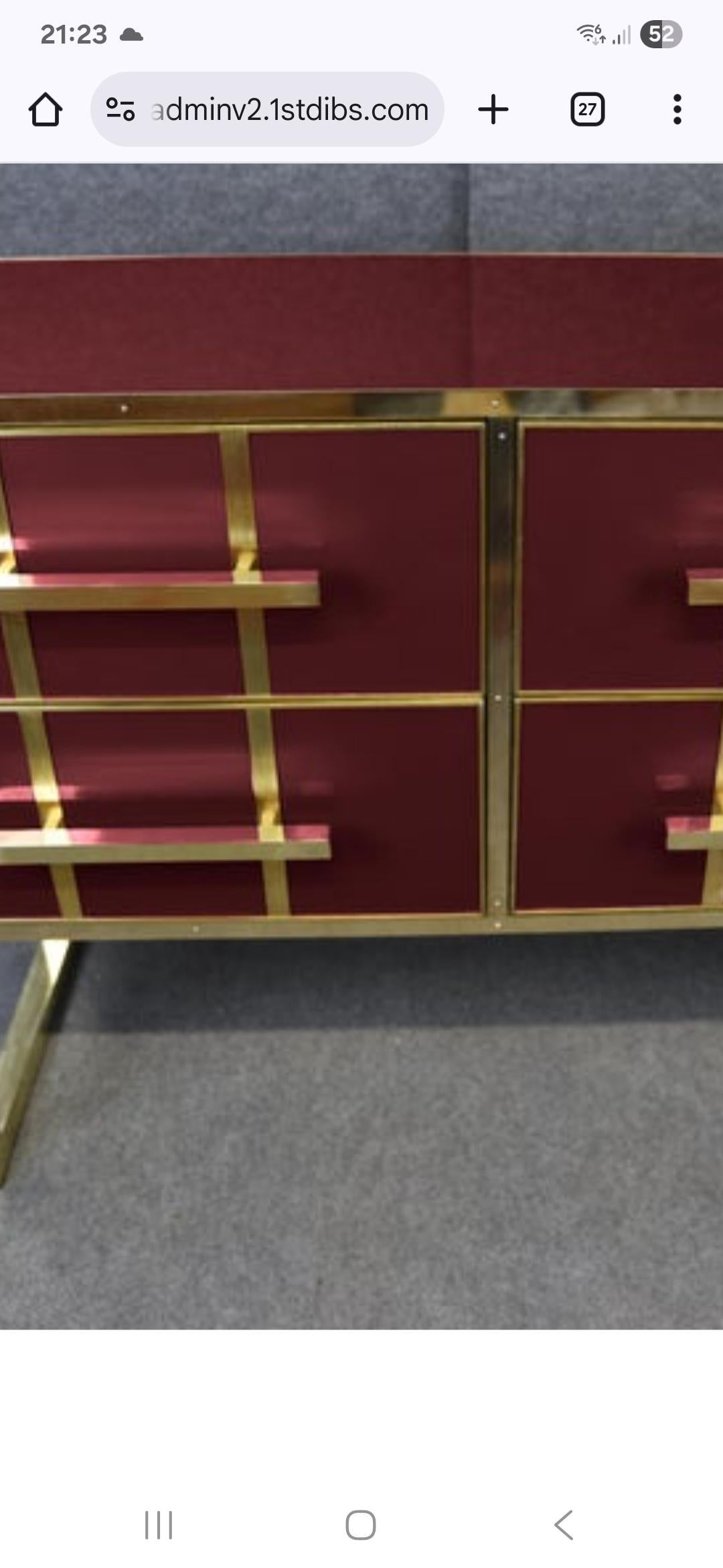 Timeless Italian Elegance: Chest of Drawers with Red Murano Glass and Brass Trim in vendita 1