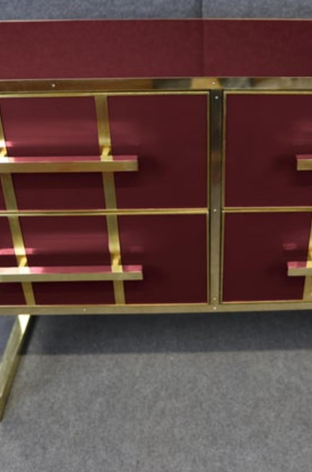 Timeless Italian Elegance: Chest of Drawers with Red Murano Glass and Brass Trim in vendita 2