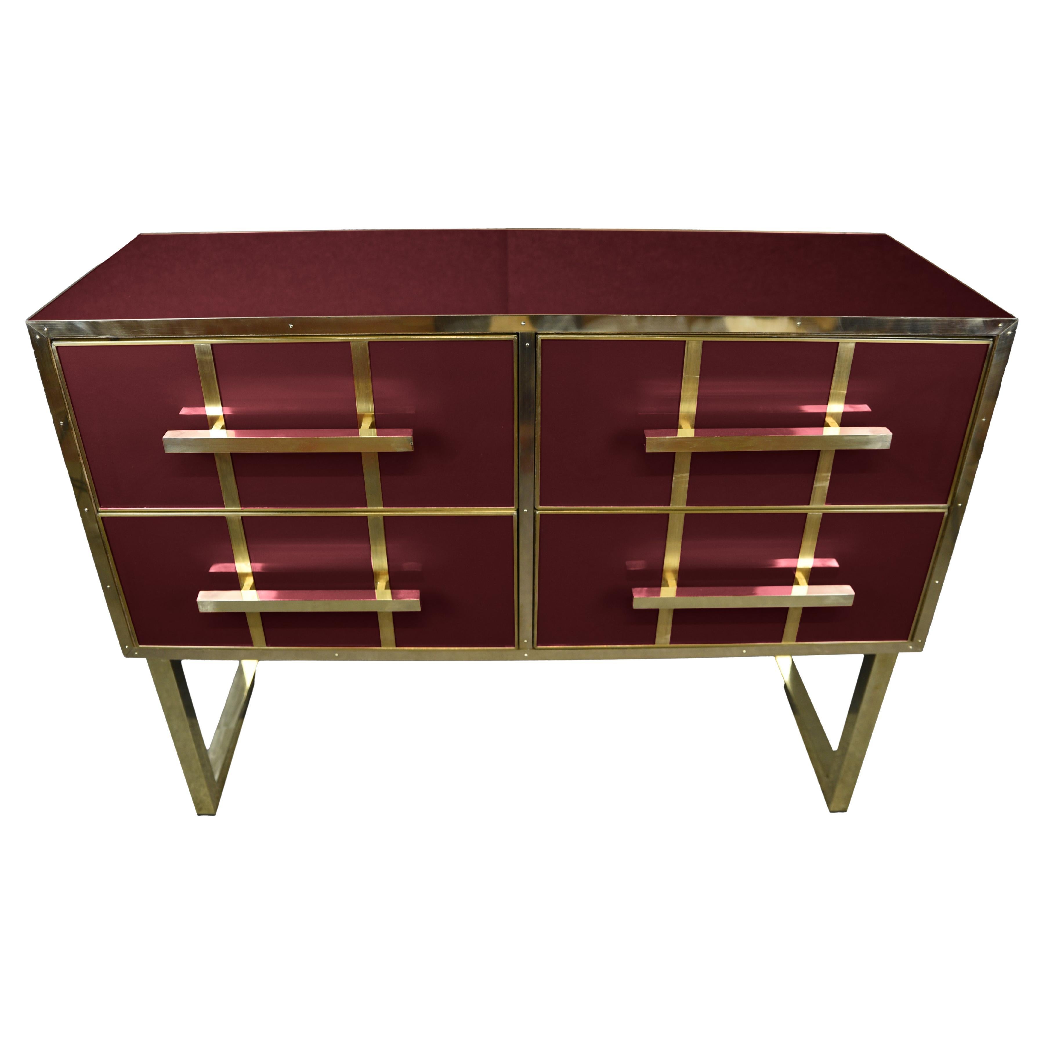 Elegancia italiana atemporal: Cómoda con cristal de Murano rojo y adornos de latón