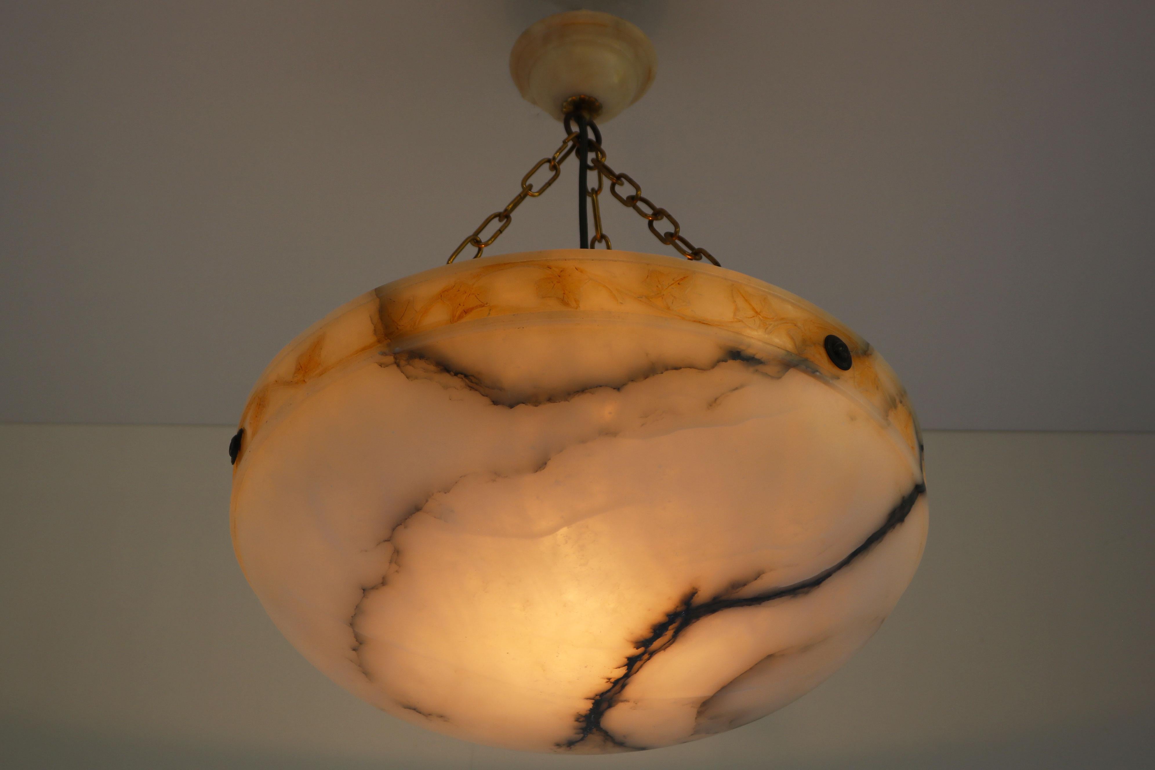 Lampadario Art Nouveau senza tempo di grandi dimensioni Ø 19,8 in alabastro bianco con foglie intagliate in vendita 3