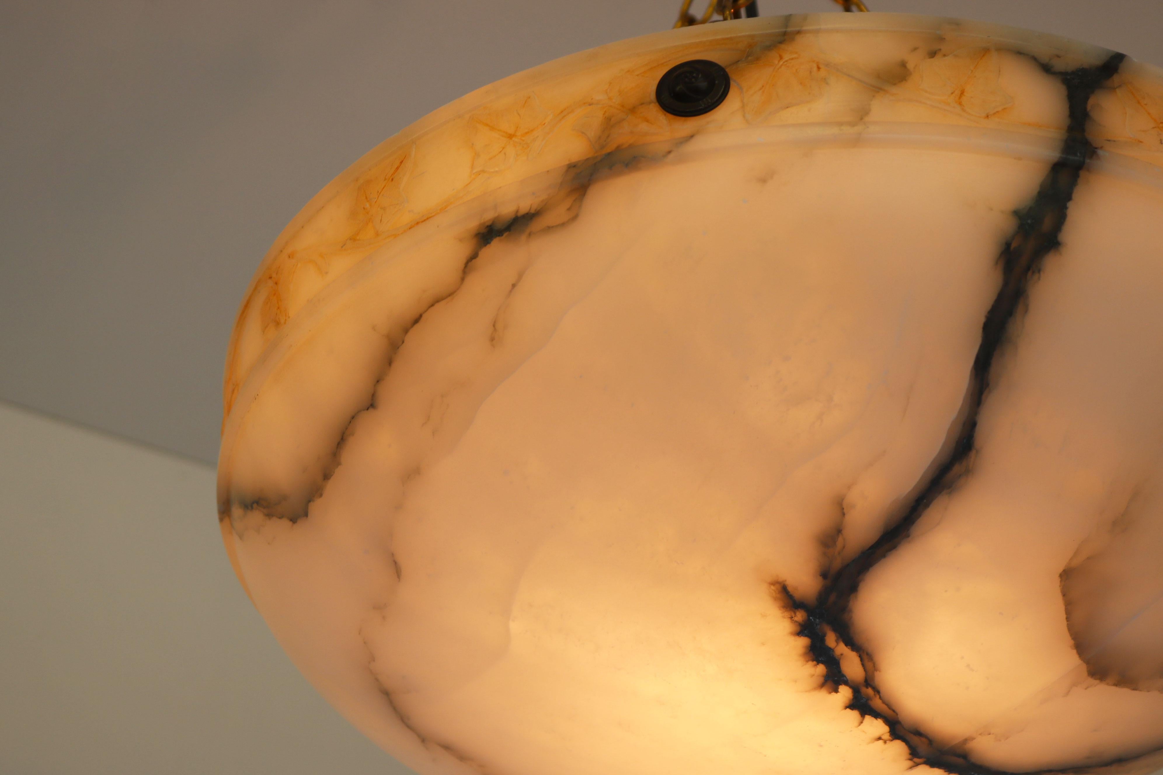 Lampadario Art Nouveau senza tempo di grandi dimensioni Ø 19,8 in alabastro bianco con foglie intagliate in vendita 4