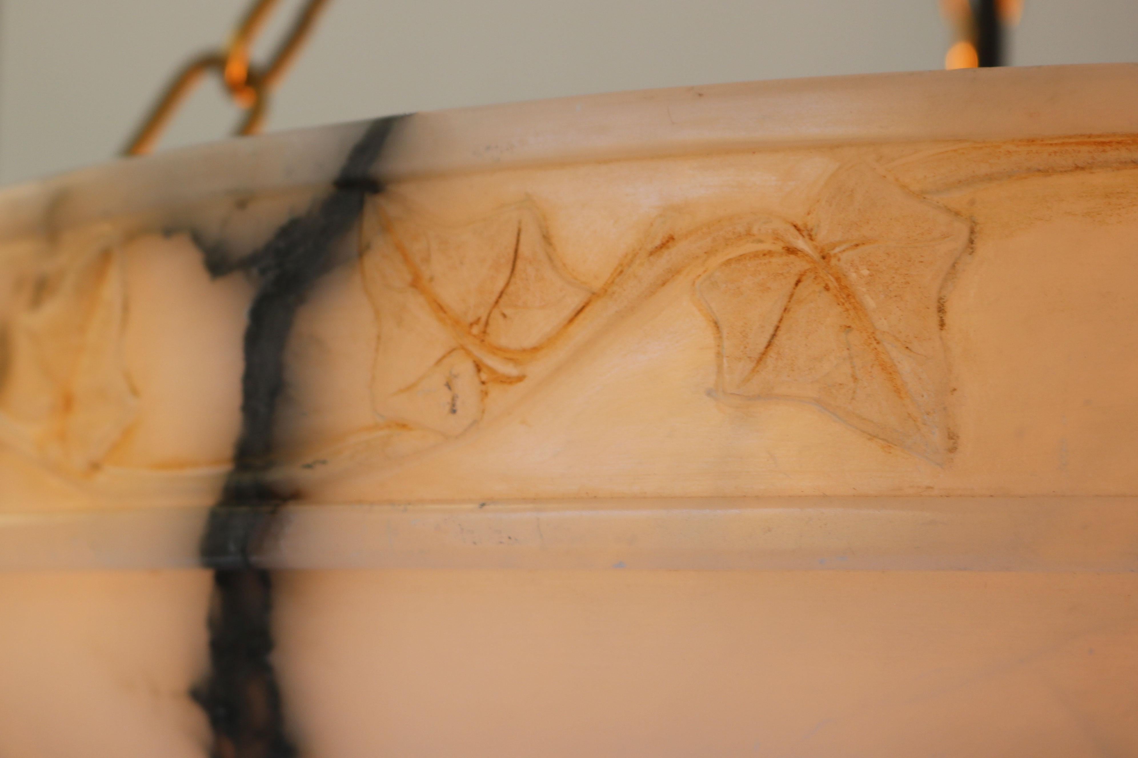 Lampadario Art Nouveau senza tempo di grandi dimensioni Ø 19,8 in alabastro bianco con foglie intagliate in vendita 5