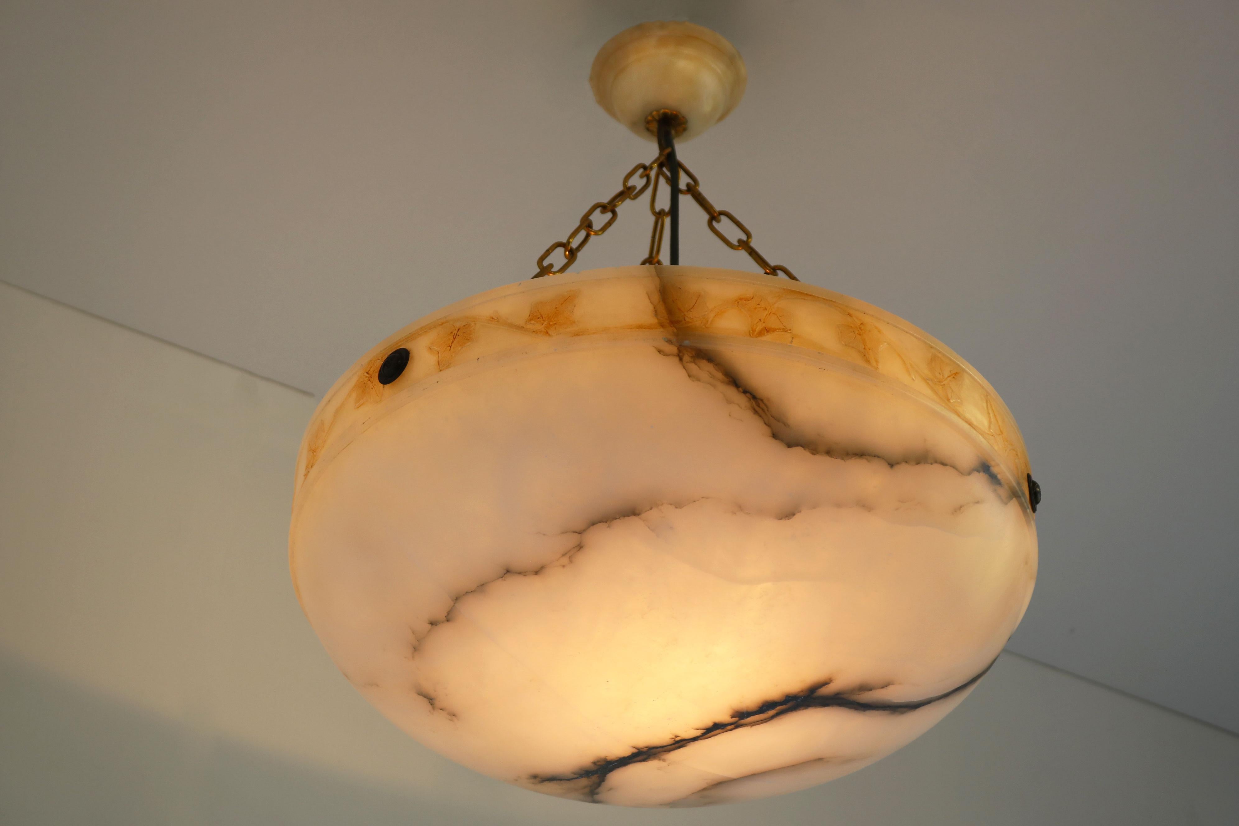 Lampadario Art Nouveau senza tempo di grandi dimensioni Ø 19,8 in alabastro bianco con foglie intagliate in vendita 6
