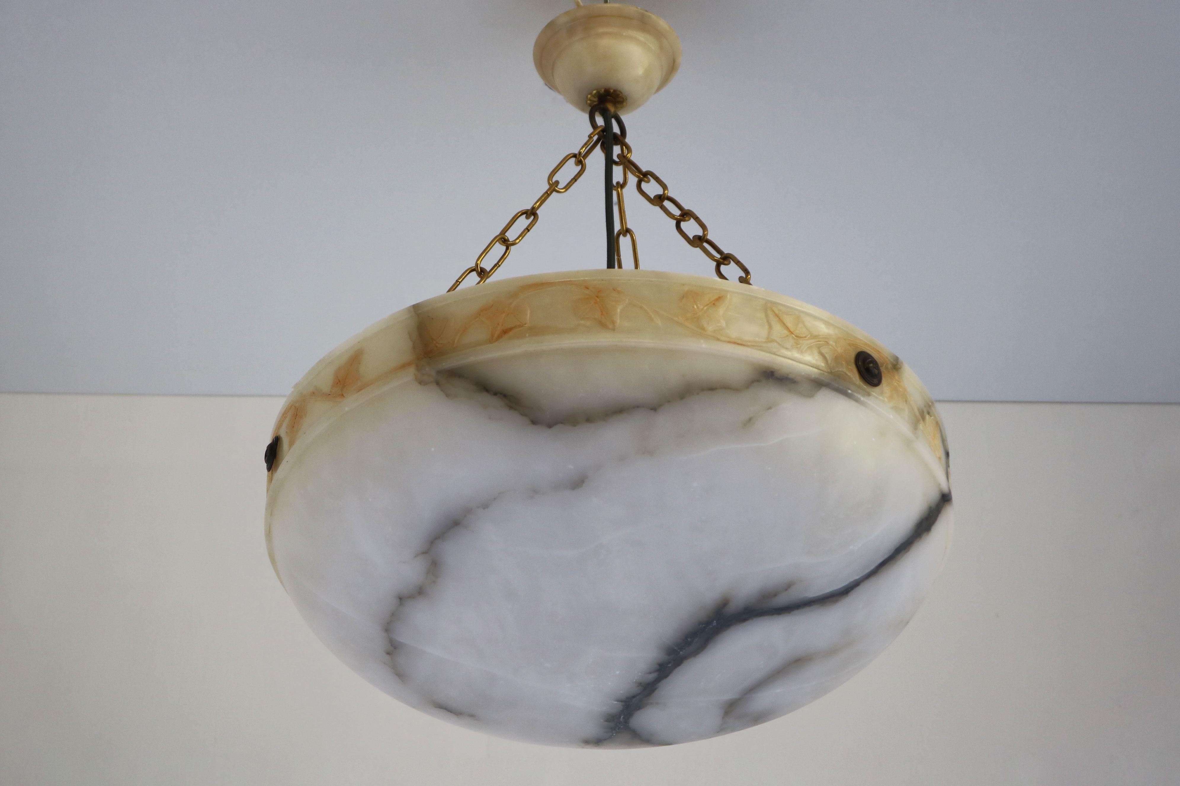 Lampadario Art Nouveau senza tempo di grandi dimensioni Ø 19,8 in alabastro bianco con foglie intagliate in vendita 7