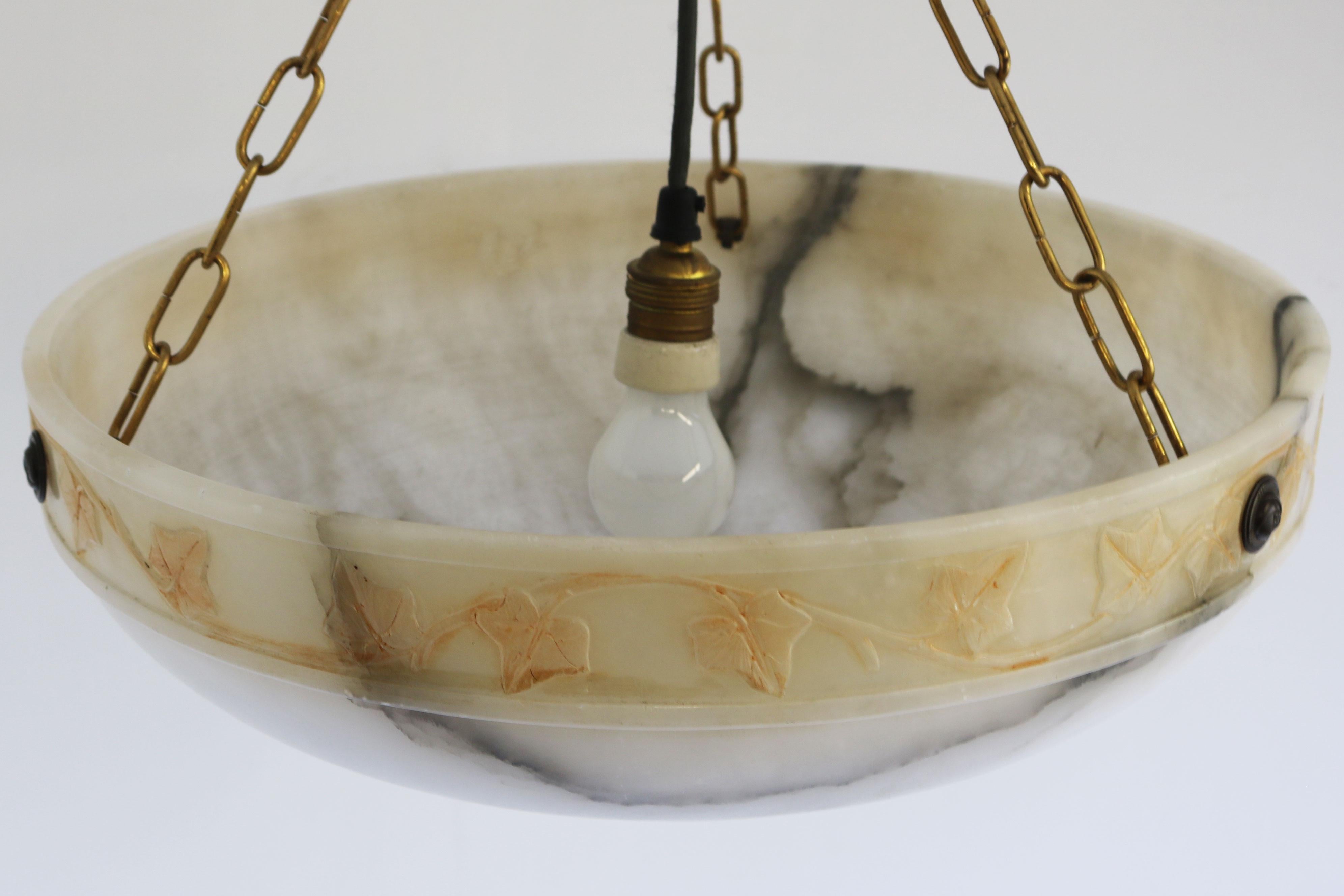 Lampadario Art Nouveau senza tempo di grandi dimensioni Ø 19,8 in alabastro bianco con foglie intagliate in vendita 8