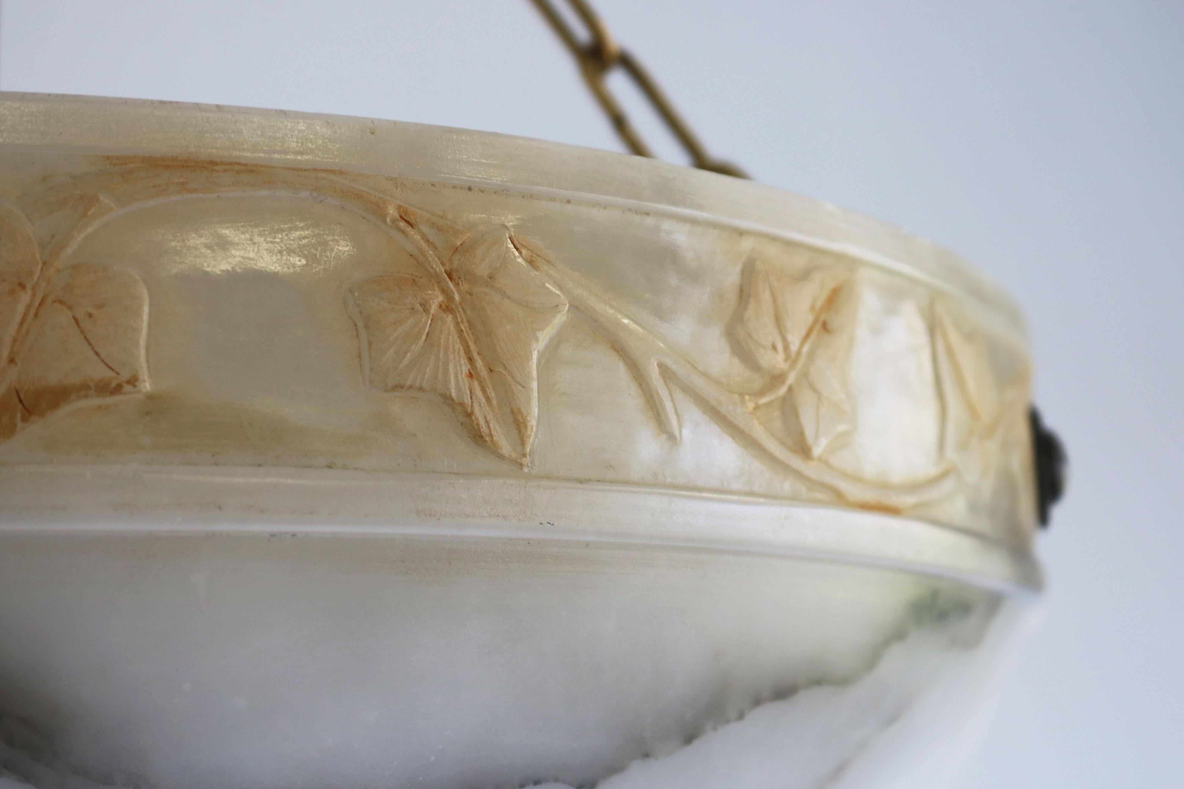 Lampadario Art Nouveau senza tempo di grandi dimensioni Ø 19,8 in alabastro bianco con foglie intagliate in vendita 9