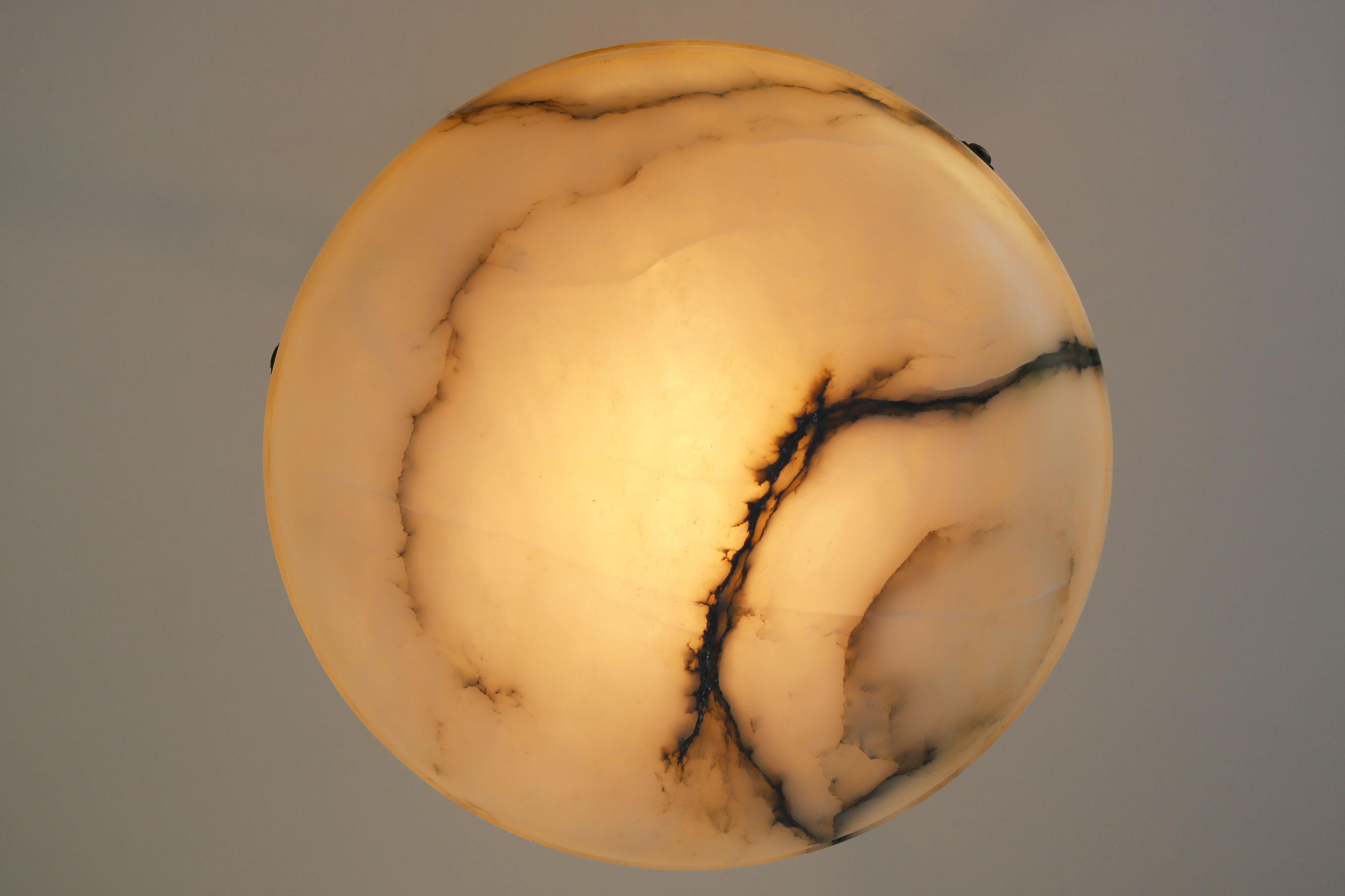 Francese Lampadario Art Nouveau senza tempo di grandi dimensioni Ø 19,8 in alabastro bianco con foglie intagliate in vendita