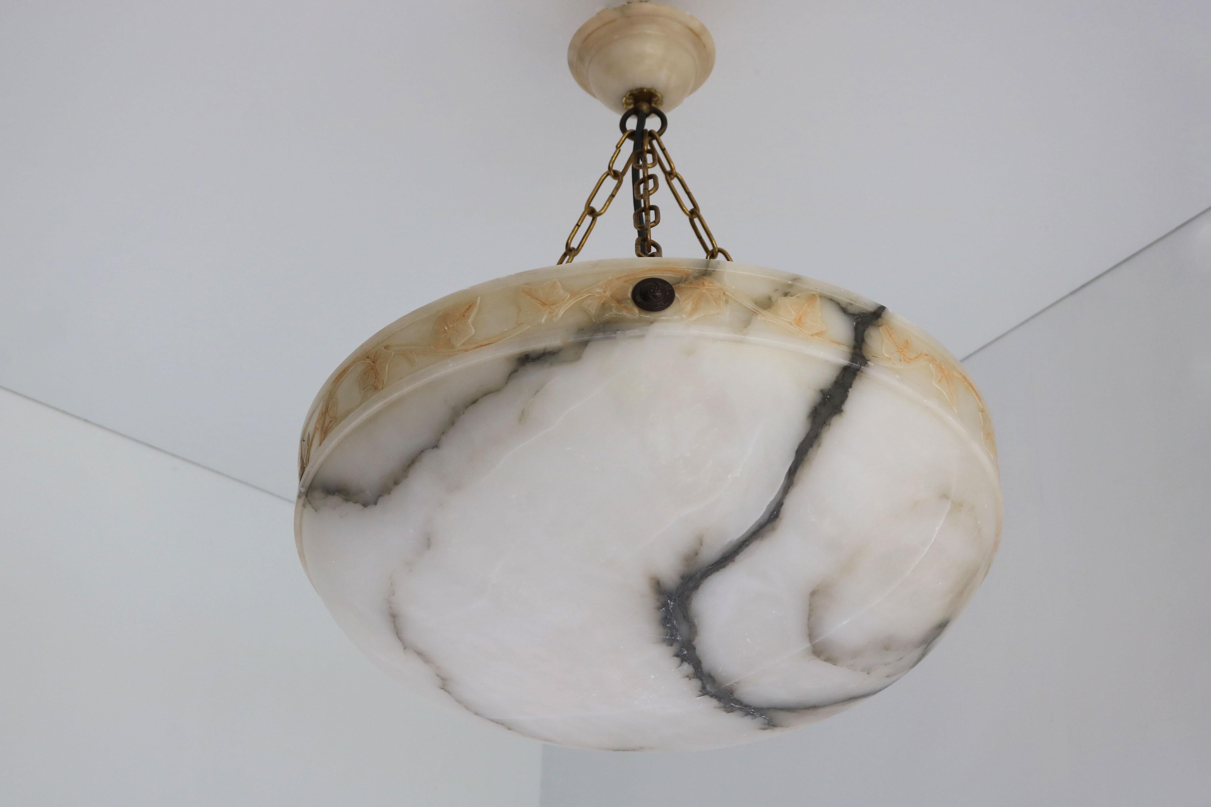 Intagliato a mano Lampadario Art Nouveau senza tempo di grandi dimensioni Ø 19,8 in alabastro bianco con foglie intagliate in vendita