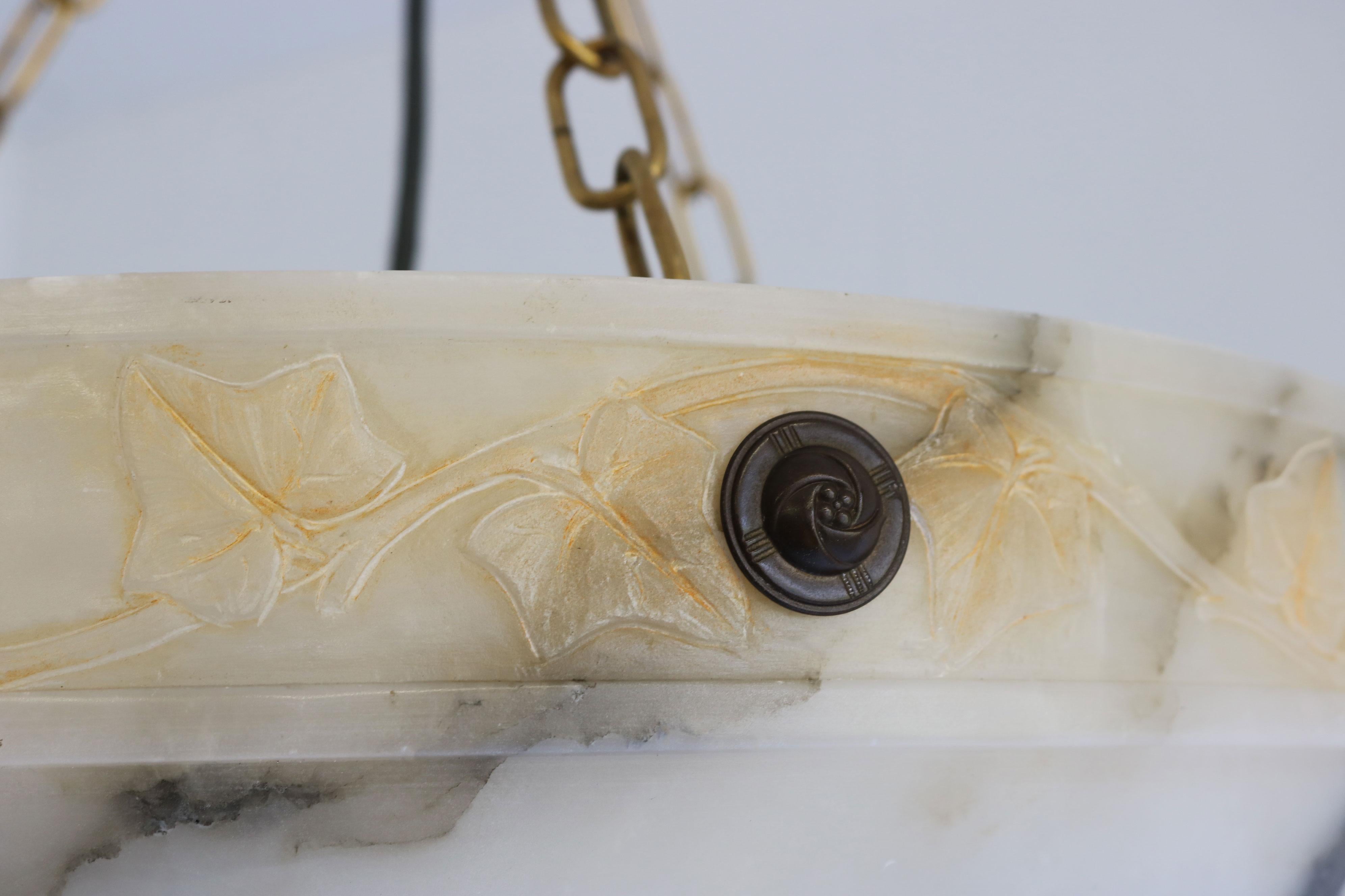 Lampadario Art Nouveau senza tempo di grandi dimensioni Ø 19,8 in alabastro bianco con foglie intagliate In condizioni buone in vendita a Ijzendijke, NL