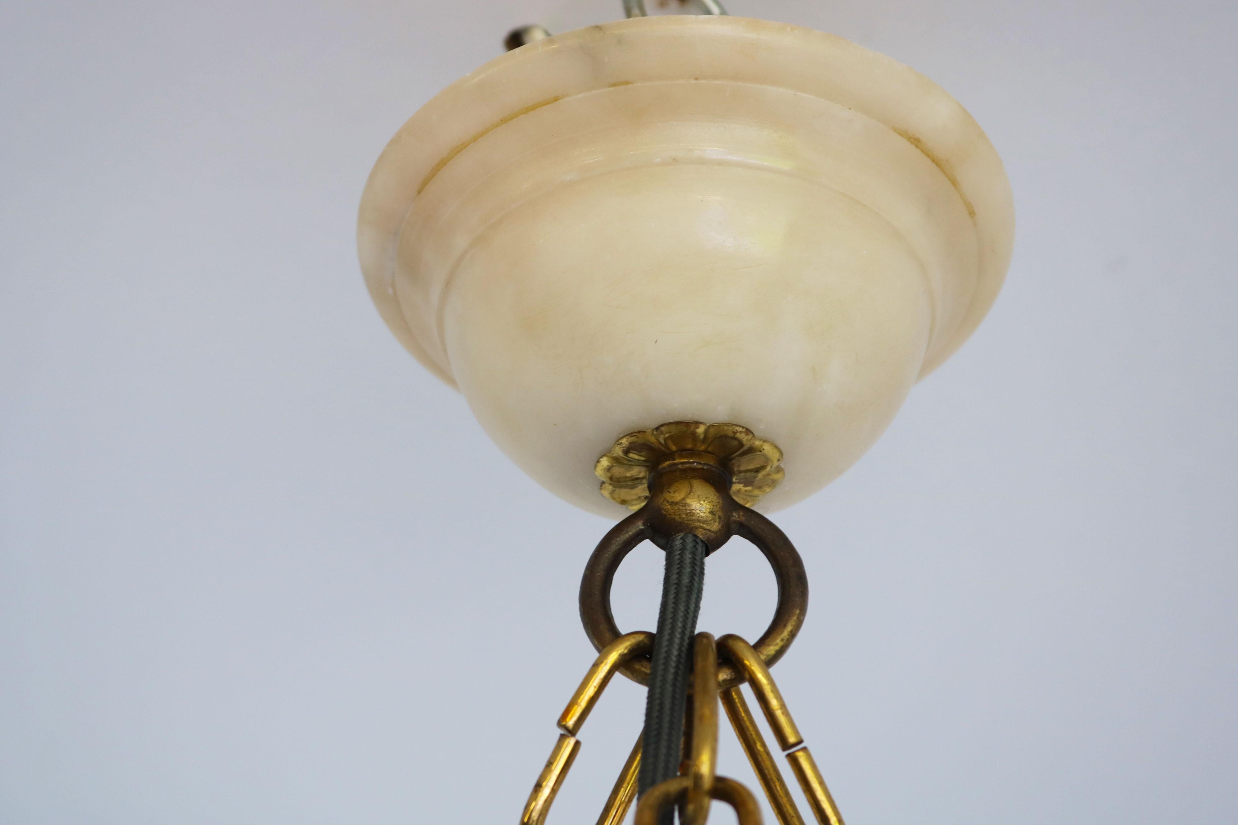 XIX secolo Lampadario Art Nouveau senza tempo di grandi dimensioni Ø 19,8 in alabastro bianco con foglie intagliate in vendita