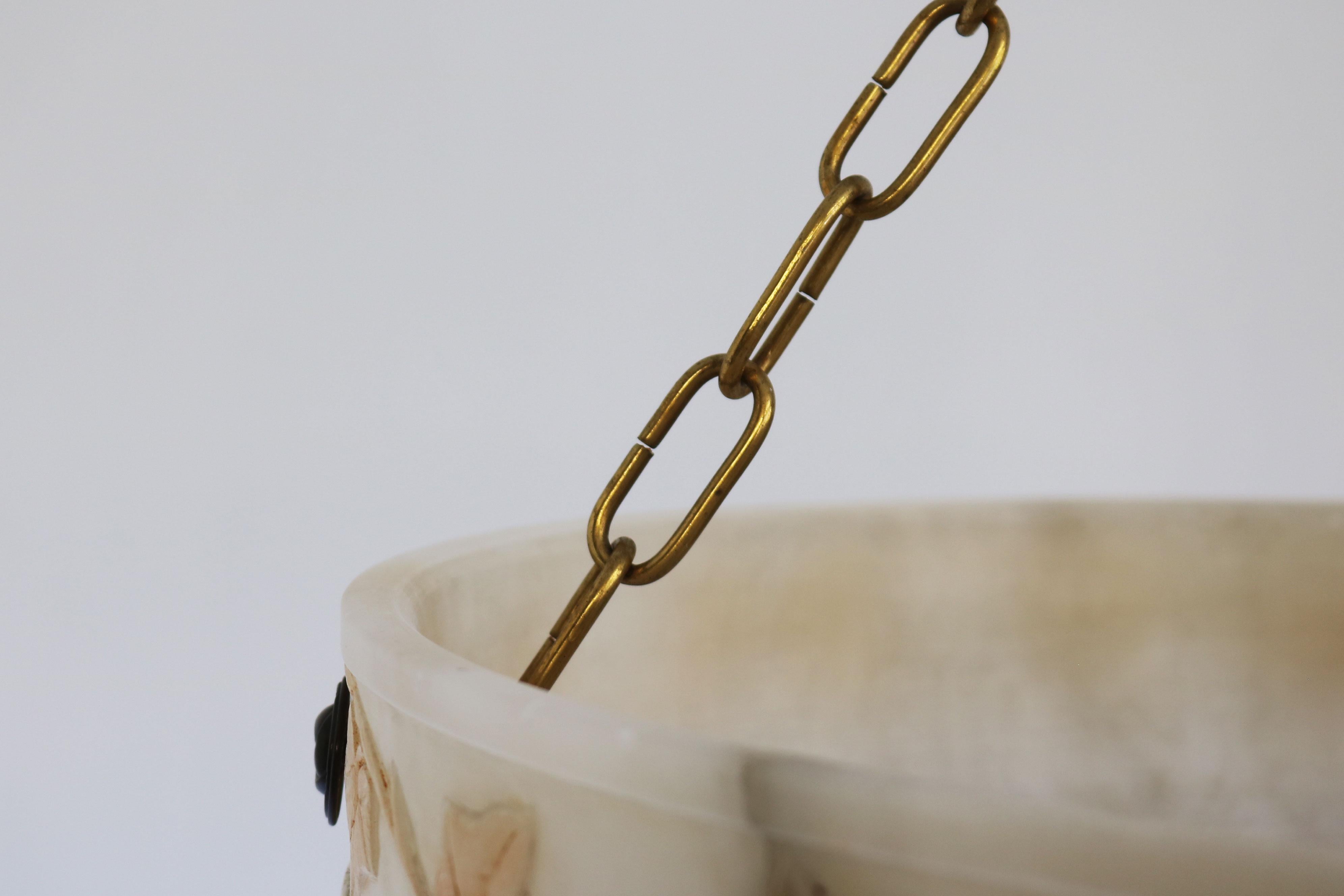 Ottone Lampadario Art Nouveau senza tempo di grandi dimensioni Ø 19,8 in alabastro bianco con foglie intagliate in vendita
