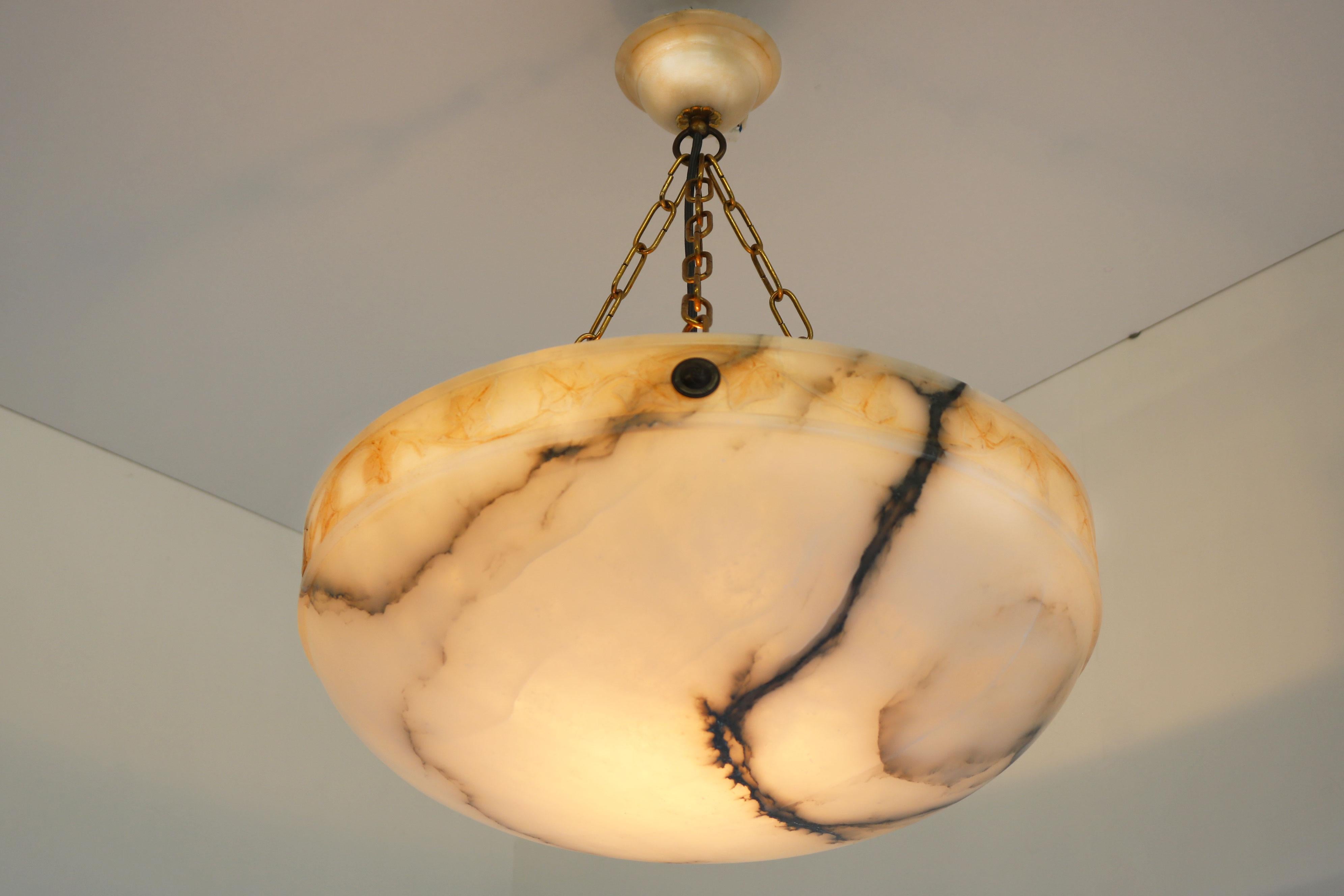 Lampadario Art Nouveau senza tempo di grandi dimensioni Ø 19,8 in alabastro bianco con foglie intagliate in vendita 2