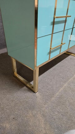 Luxe intemporel : Commode en verre de Murano et laiton d'azur d'Italie Disponible