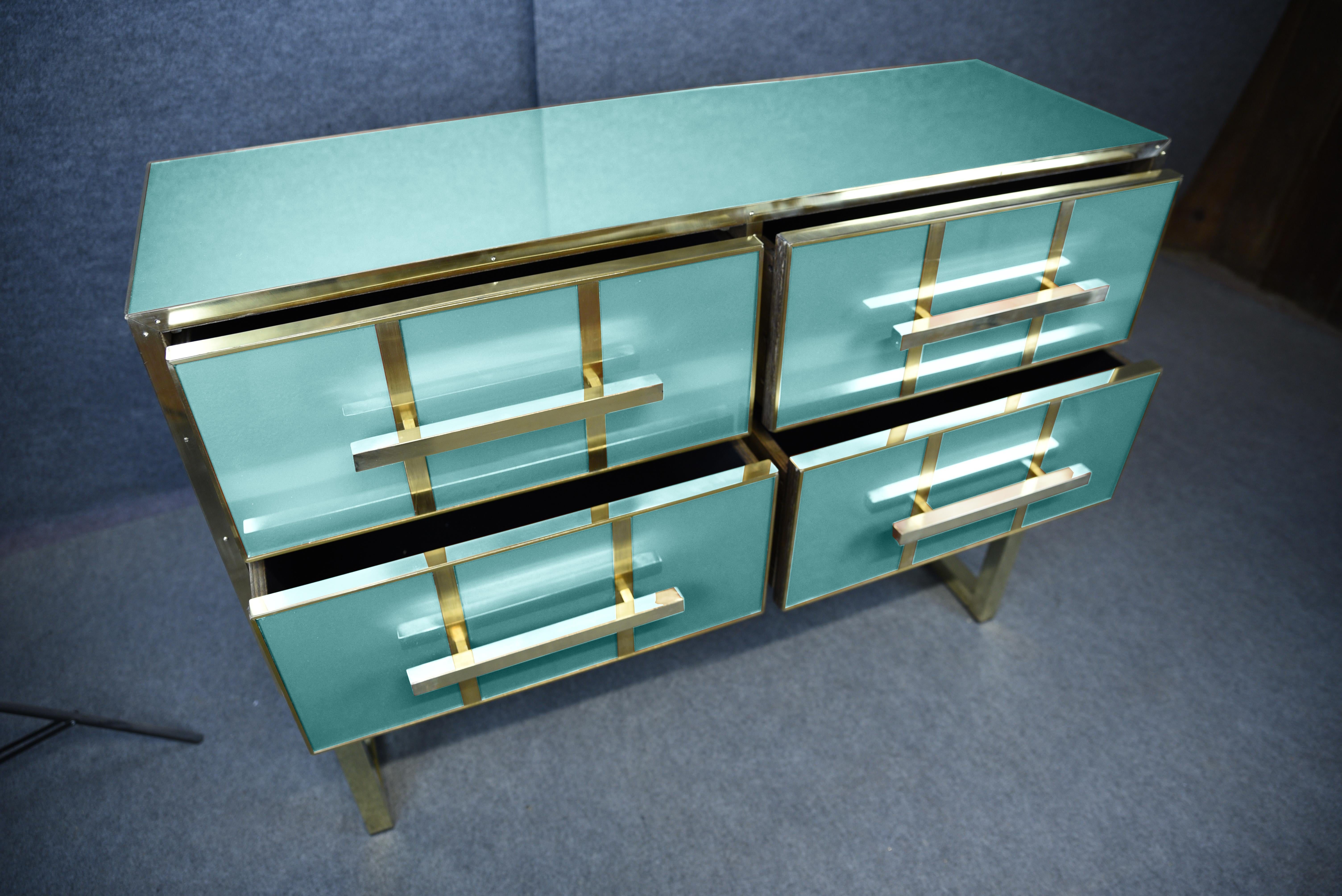 Lujo atemporal: Cajonera de cristal de Murano azul y latón de Italia Disponible Tallado en venta