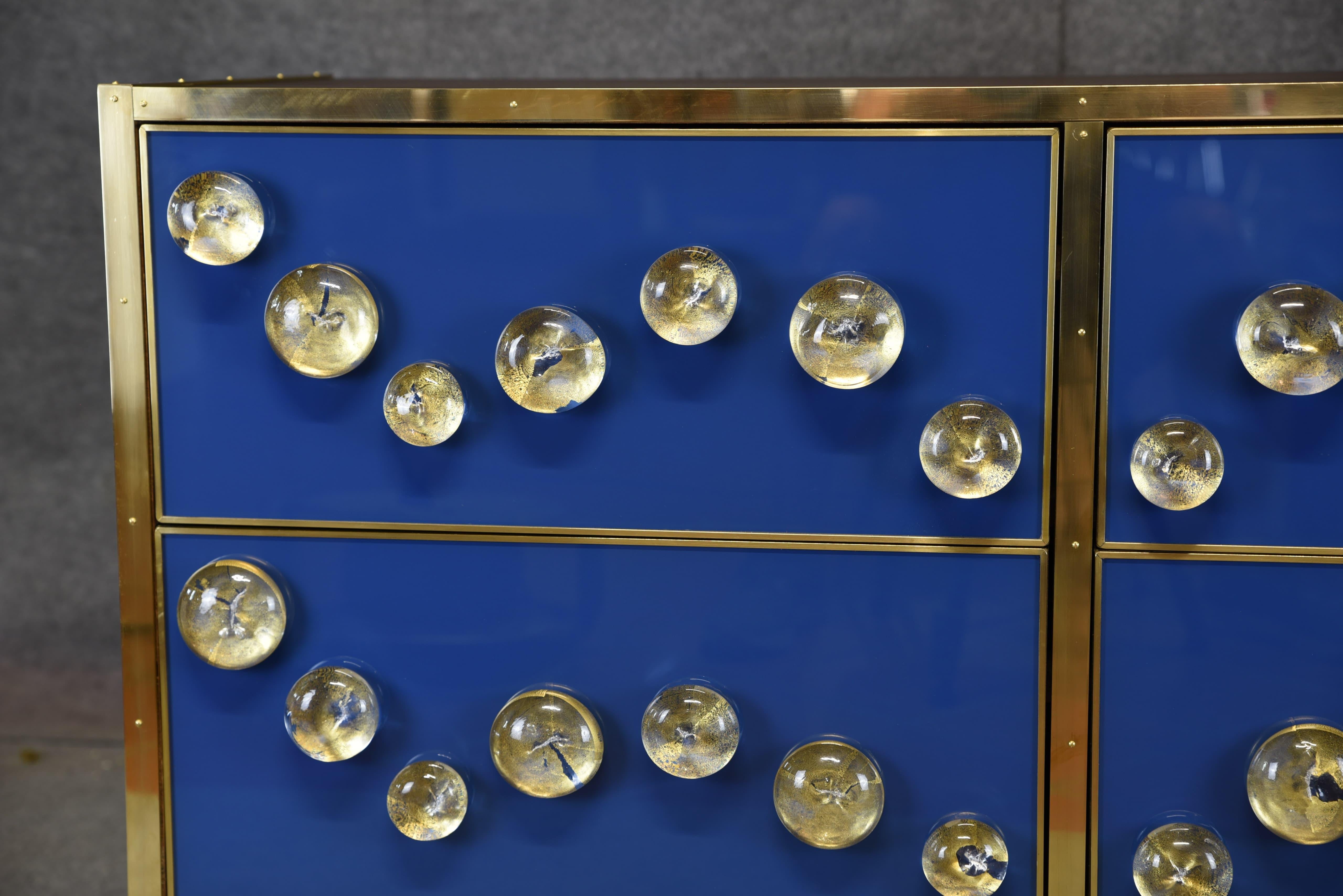 Periodo contemporaneo Timeless Luxury: Blue Sideboard with 28 Murano Jewel & Brass Justfurnituress in vendita