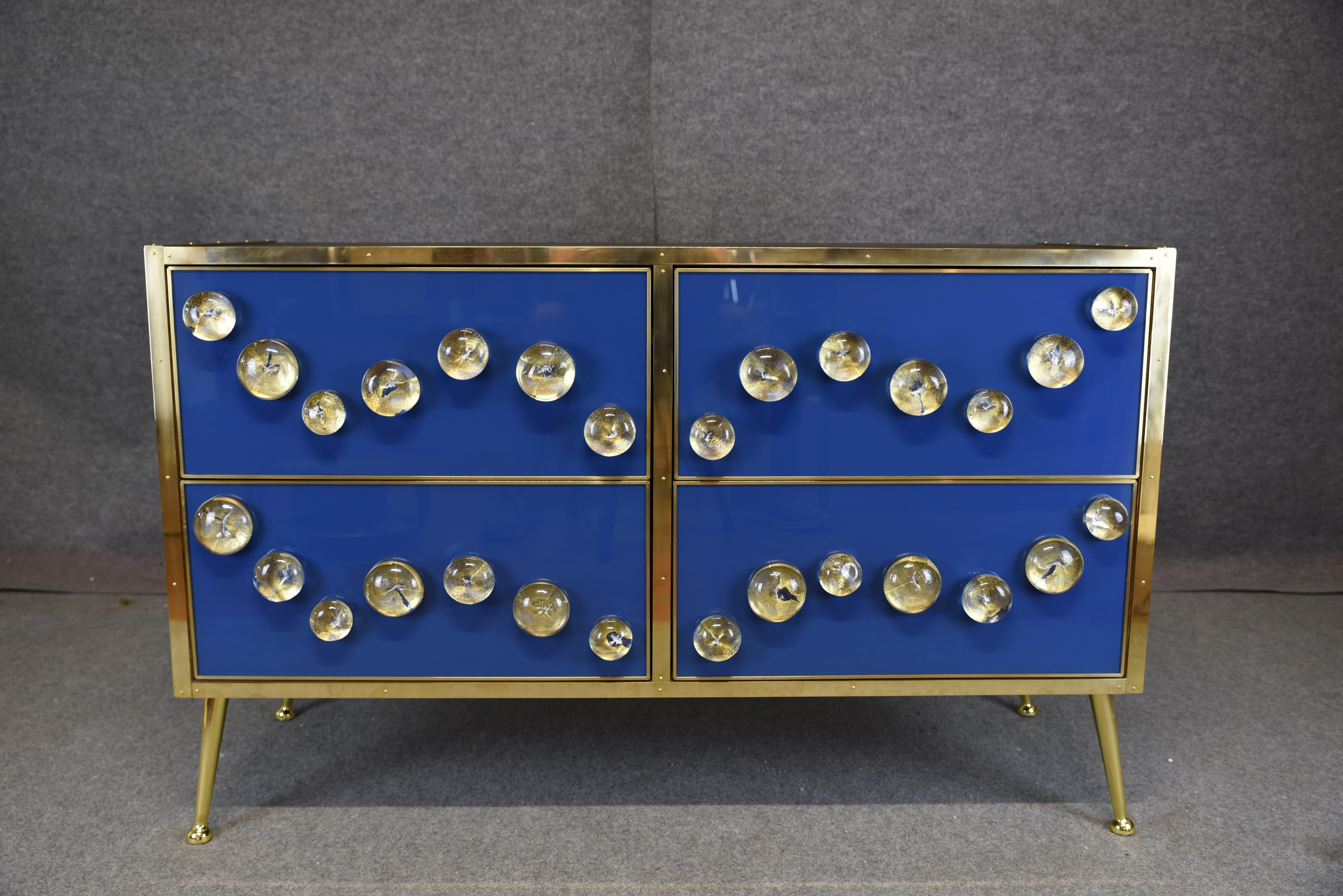 Ottone Timeless Luxury: Blue Sideboard with 28 Murano Jewel & Brass Justfurnituress in vendita