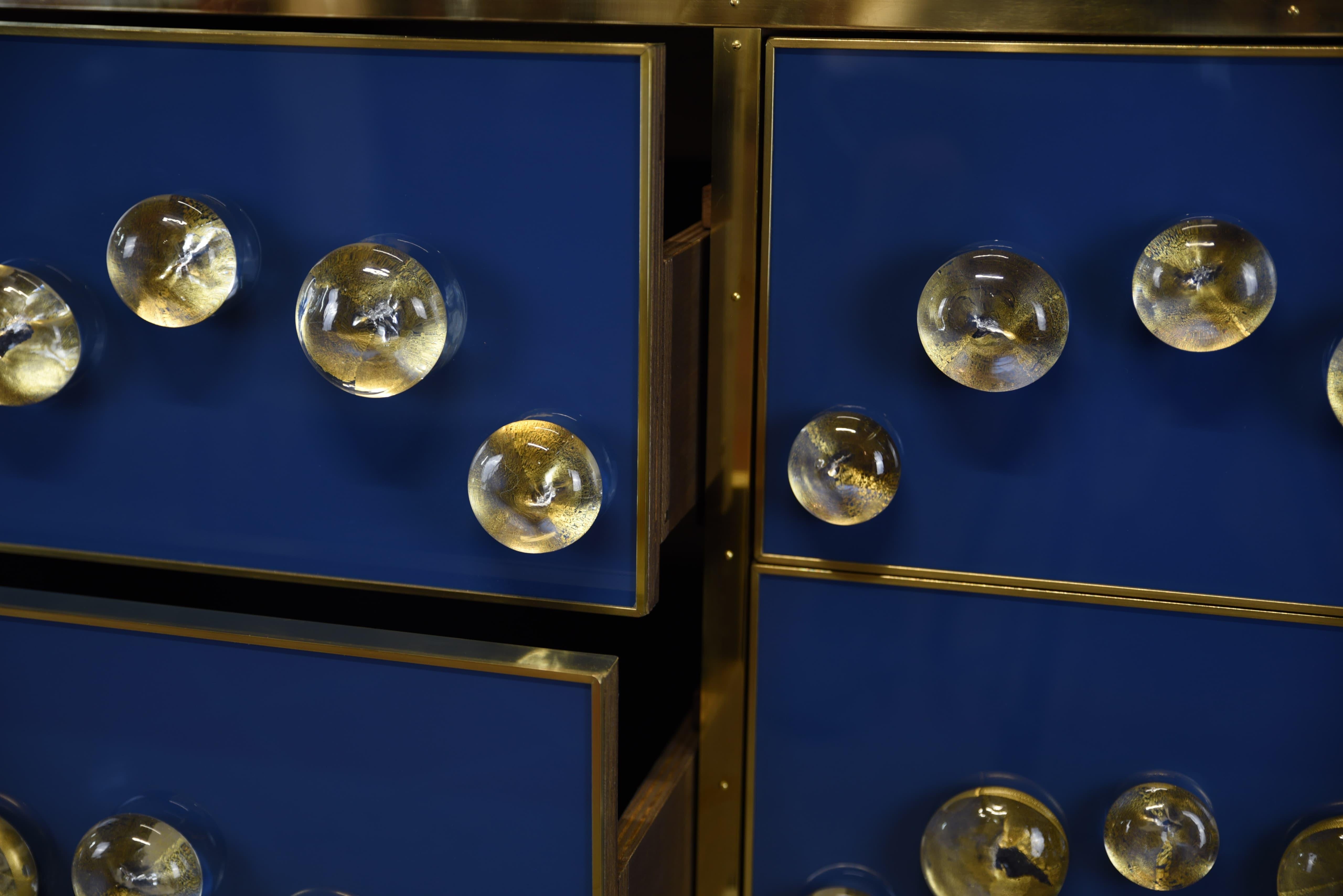 Mid-Century Modern Luxe intemporel : Buffet bleu avec 28 bijoux de Murano et laiton Justfurnituress en vente