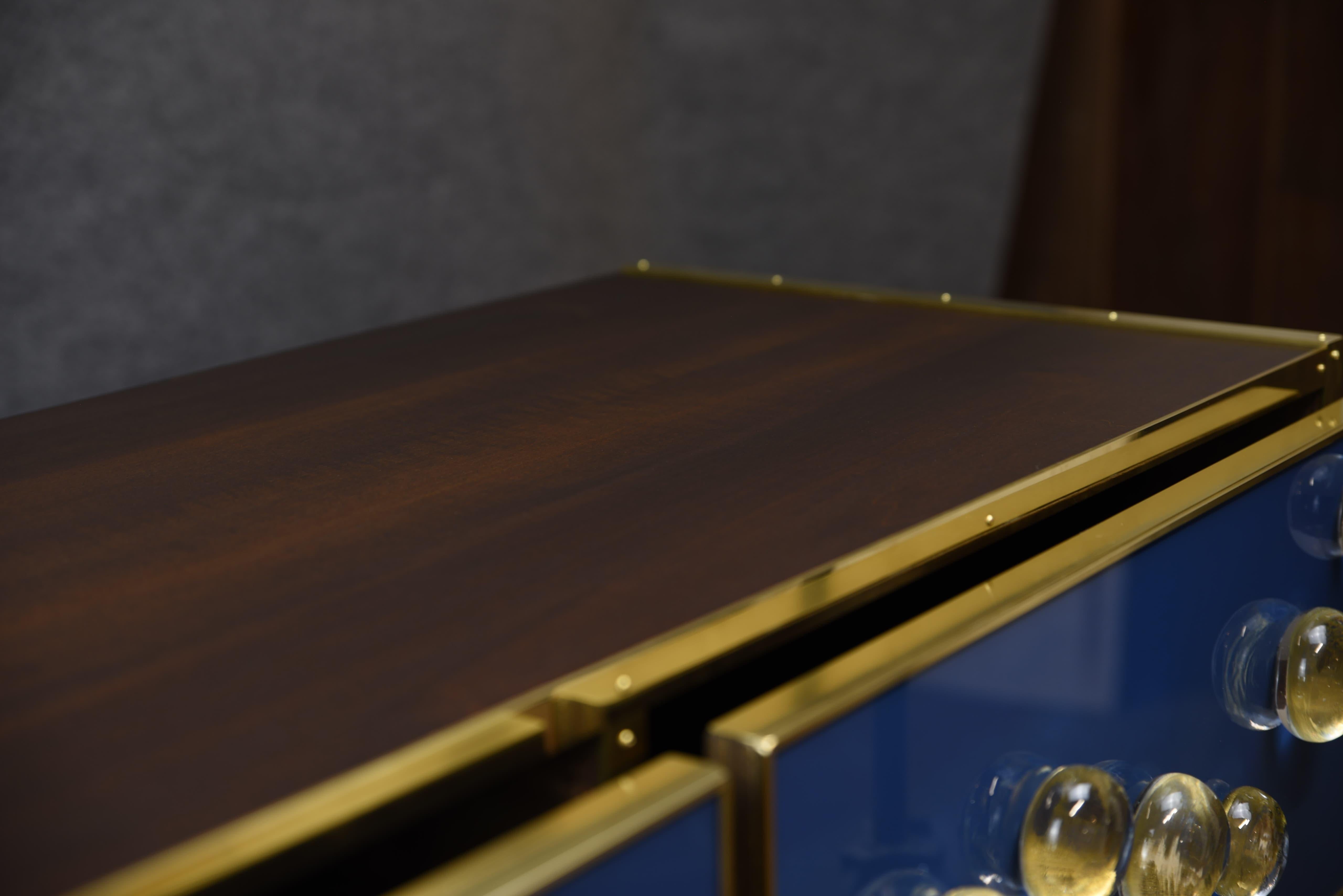 Biseauté Luxe intemporel : Buffet bleu avec 28 bijoux de Murano et laiton Justfurnituress en vente