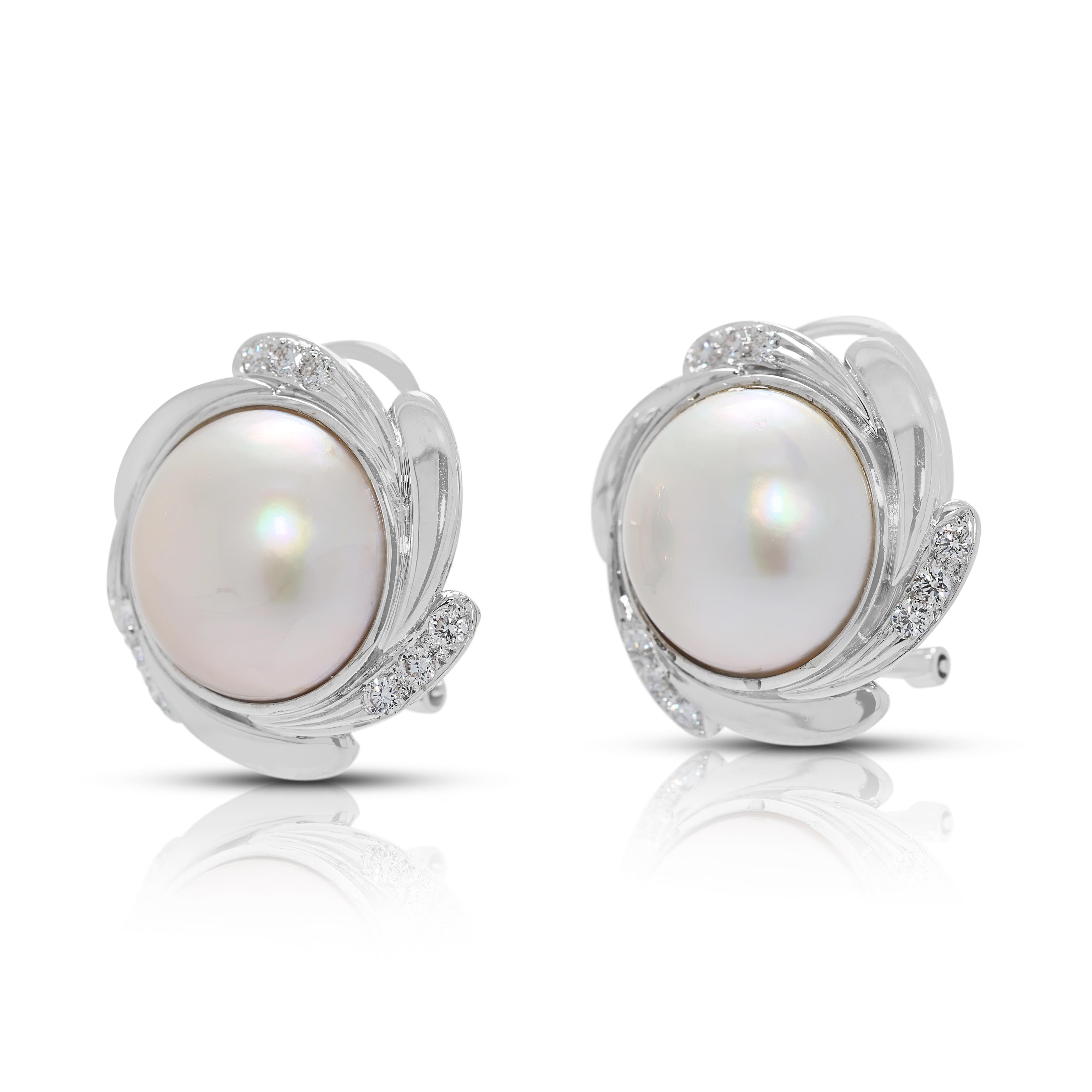 Taille ronde Boucles d'oreilles intemporelles en or blanc 18 carats, perles de Mabe et diamants naturels de 0,36 carat en vente