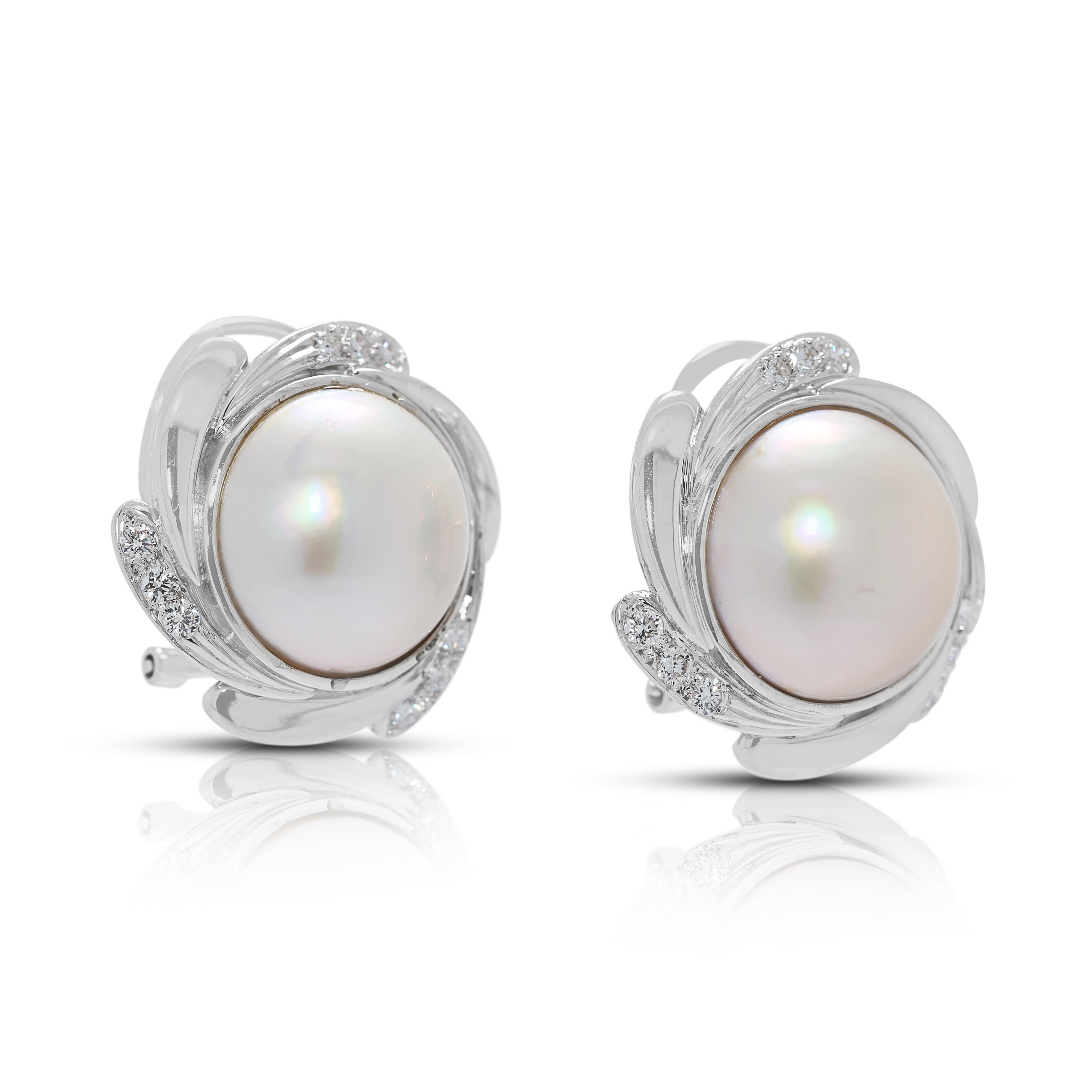 Boucles d'oreilles intemporelles en or blanc 18 carats, perles de Mabe et diamants naturels de 0,36 carat Neuf - En vente à רמת גן, IL