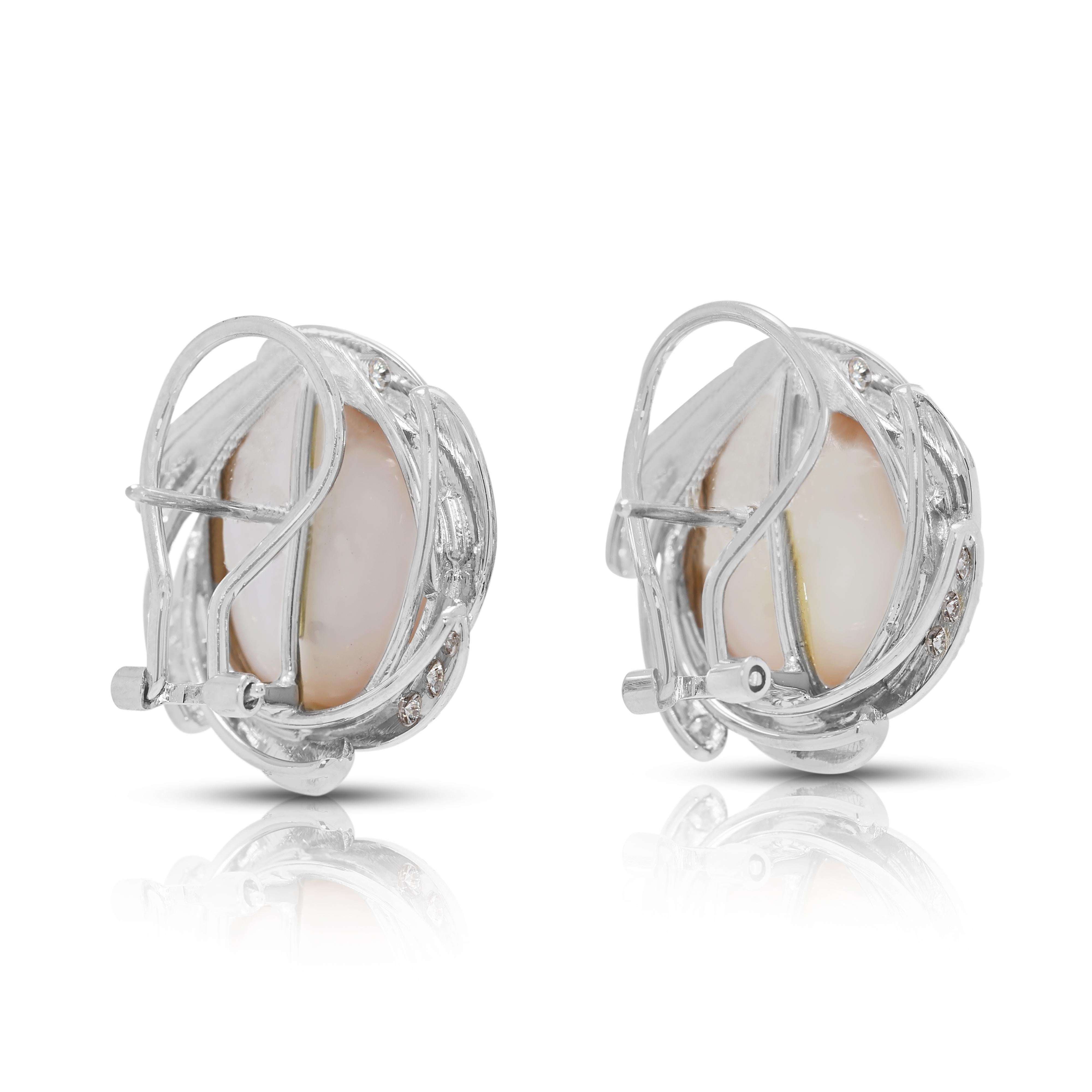 Boucles d'oreilles intemporelles en or blanc 18 carats, perles de Mabe et diamants naturels de 0,36 carat en vente 2