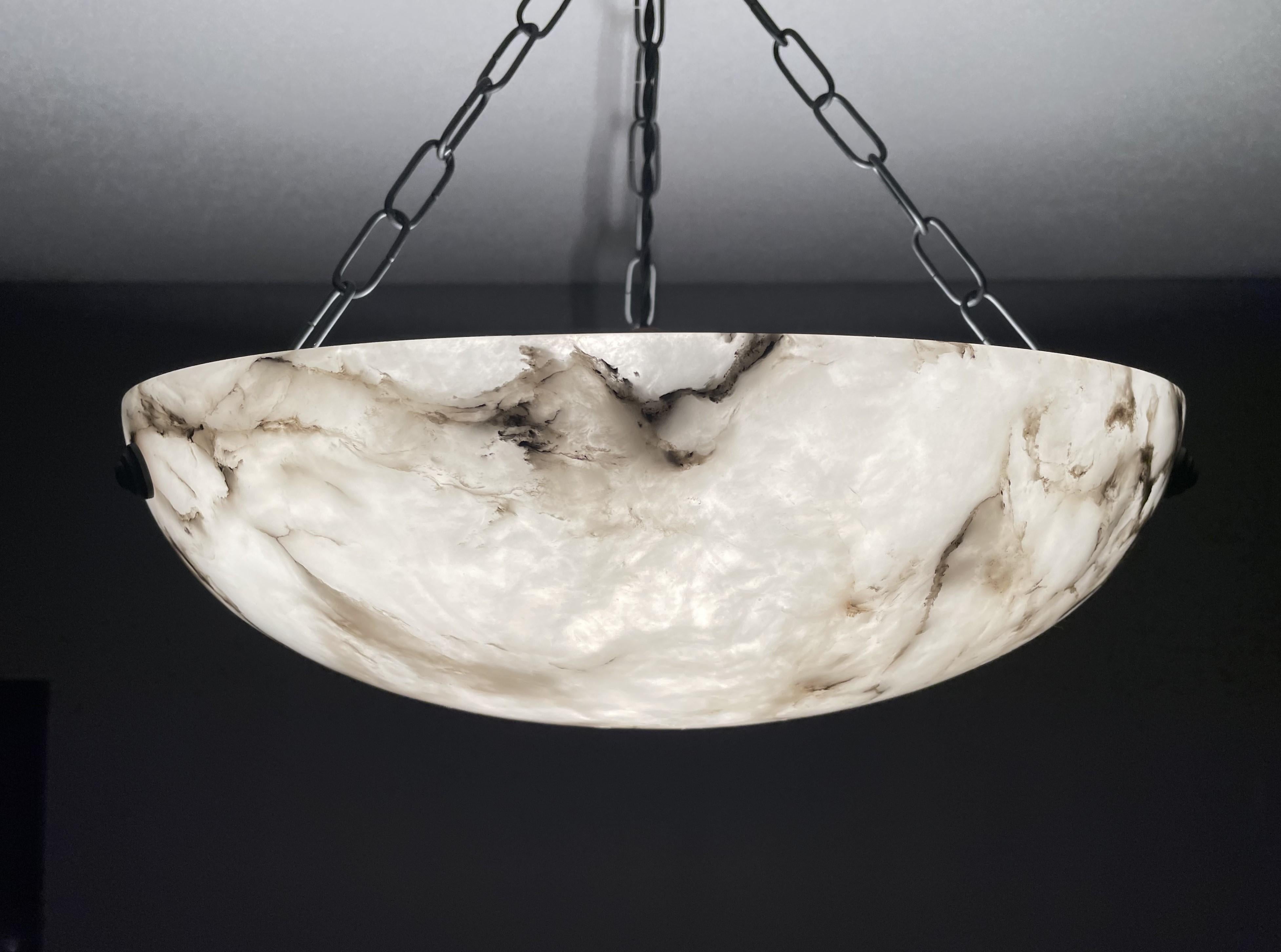 Great condition and timeless antique alabaster chandelier.

Thanks to its good size, its deep bowl shape and its timeless design this alabaster chandelier is bound to light up both your days and evenings. It is in very good condition from top to