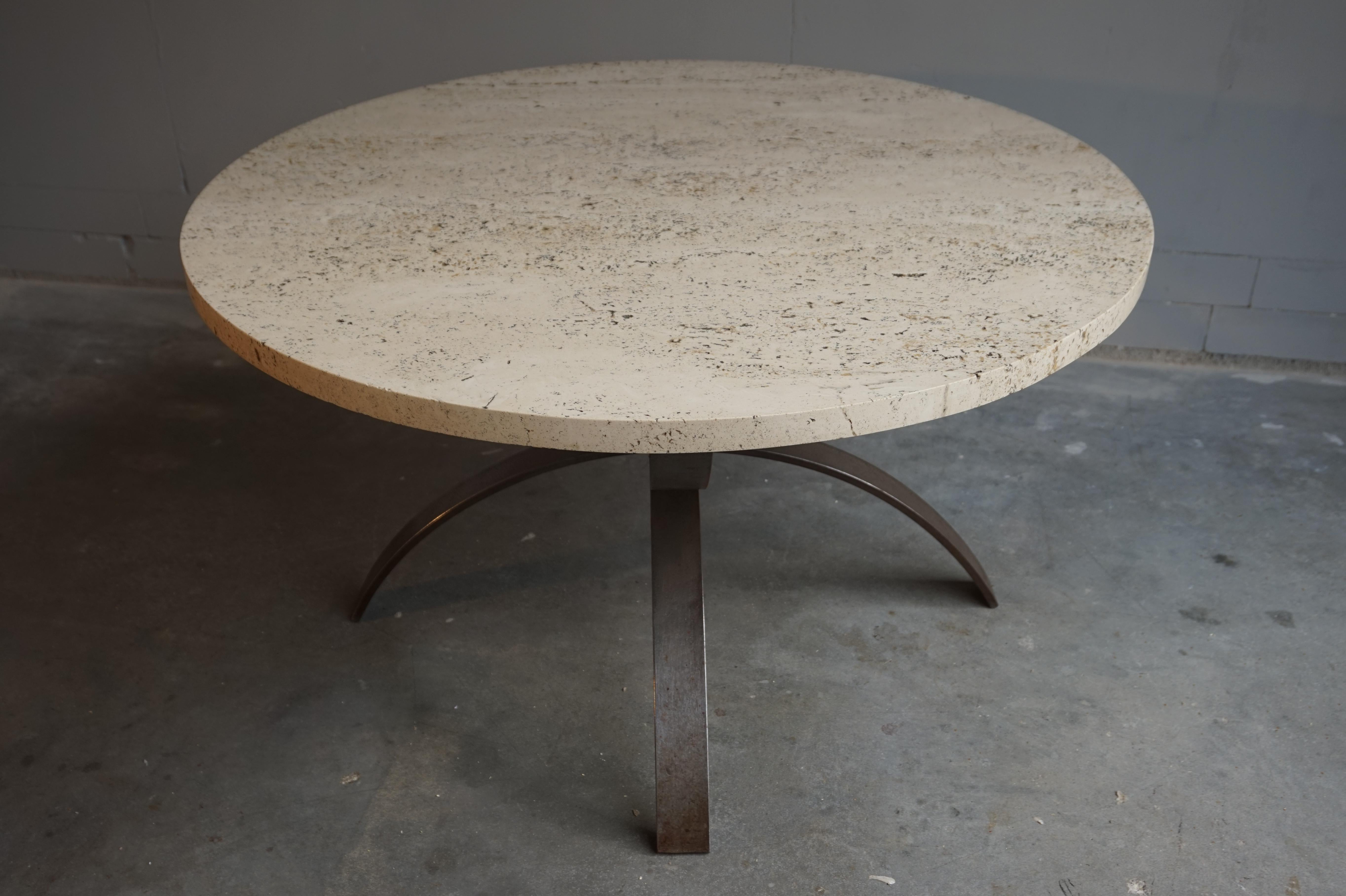 Table basse moderne et intemporelle en fer forgé et travertin, design des années 1960 en vente 3