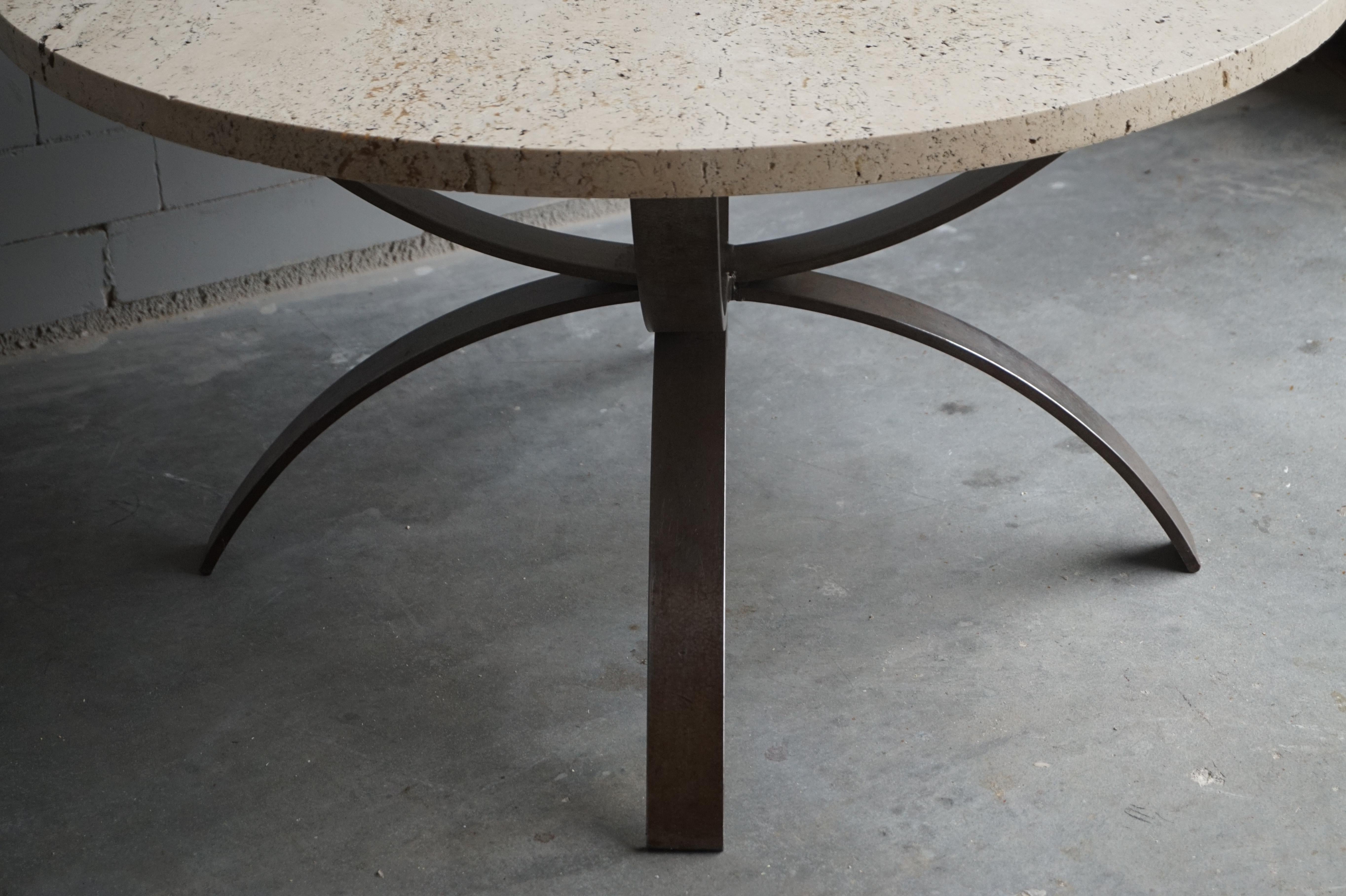 Table basse moderne et intemporelle en fer forgé et travertin, design des années 1960 en vente 7