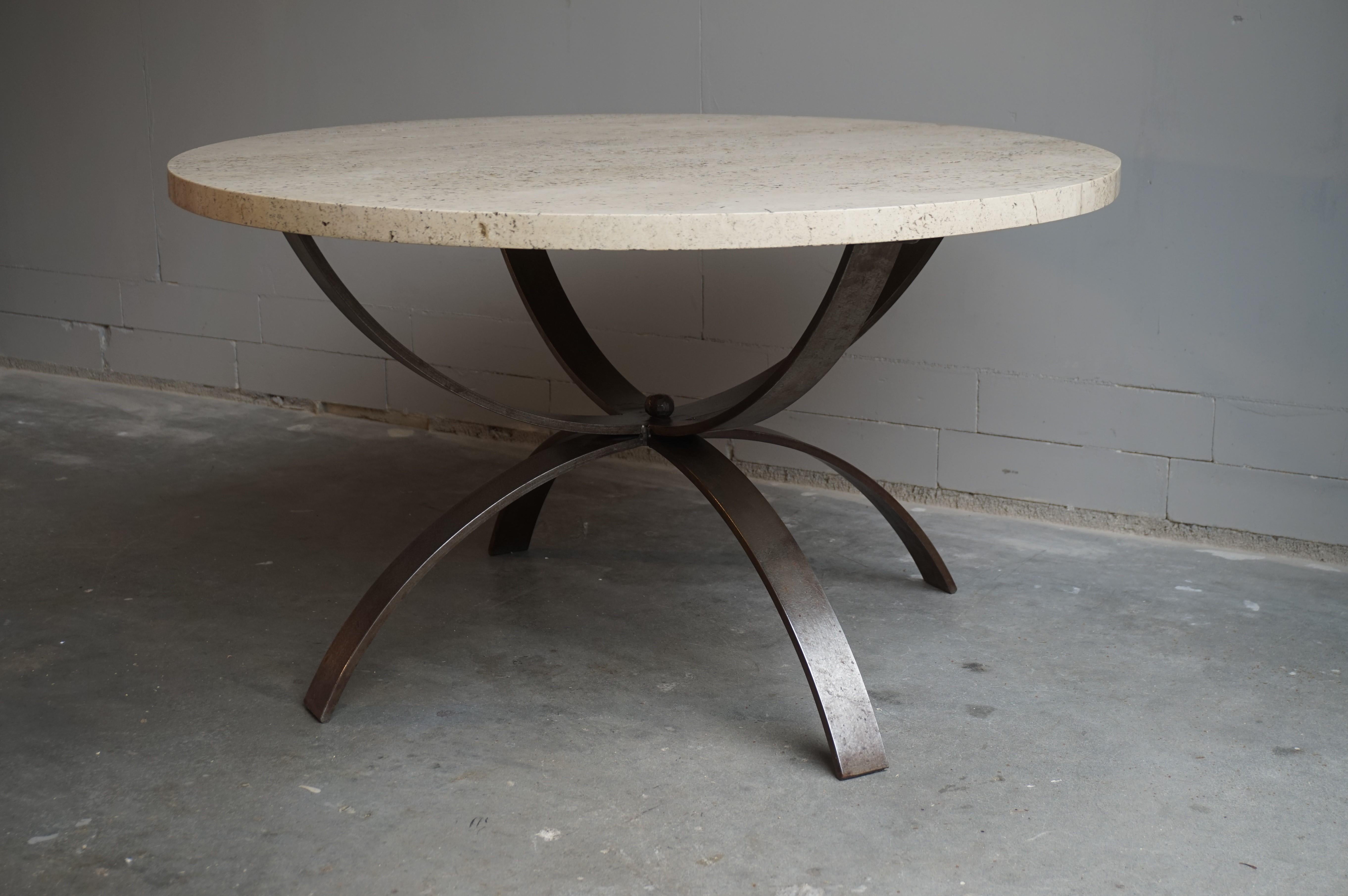 Table basse moderne et intemporelle en fer forgé et travertin, design des années 1960 en vente 8