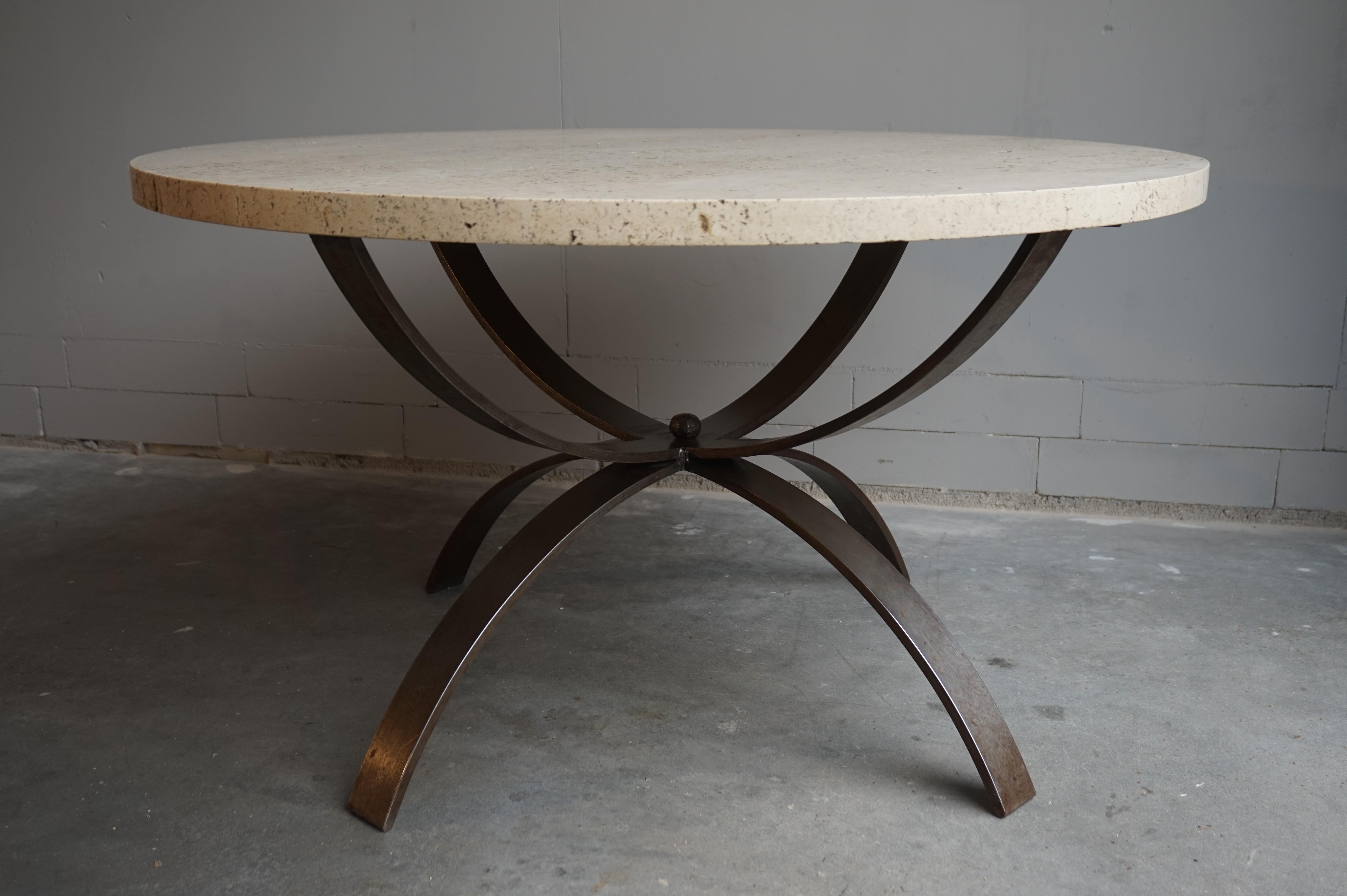 Mid-Century Modern Table basse moderne et intemporelle en fer forgé et travertin, design des années 1960 en vente