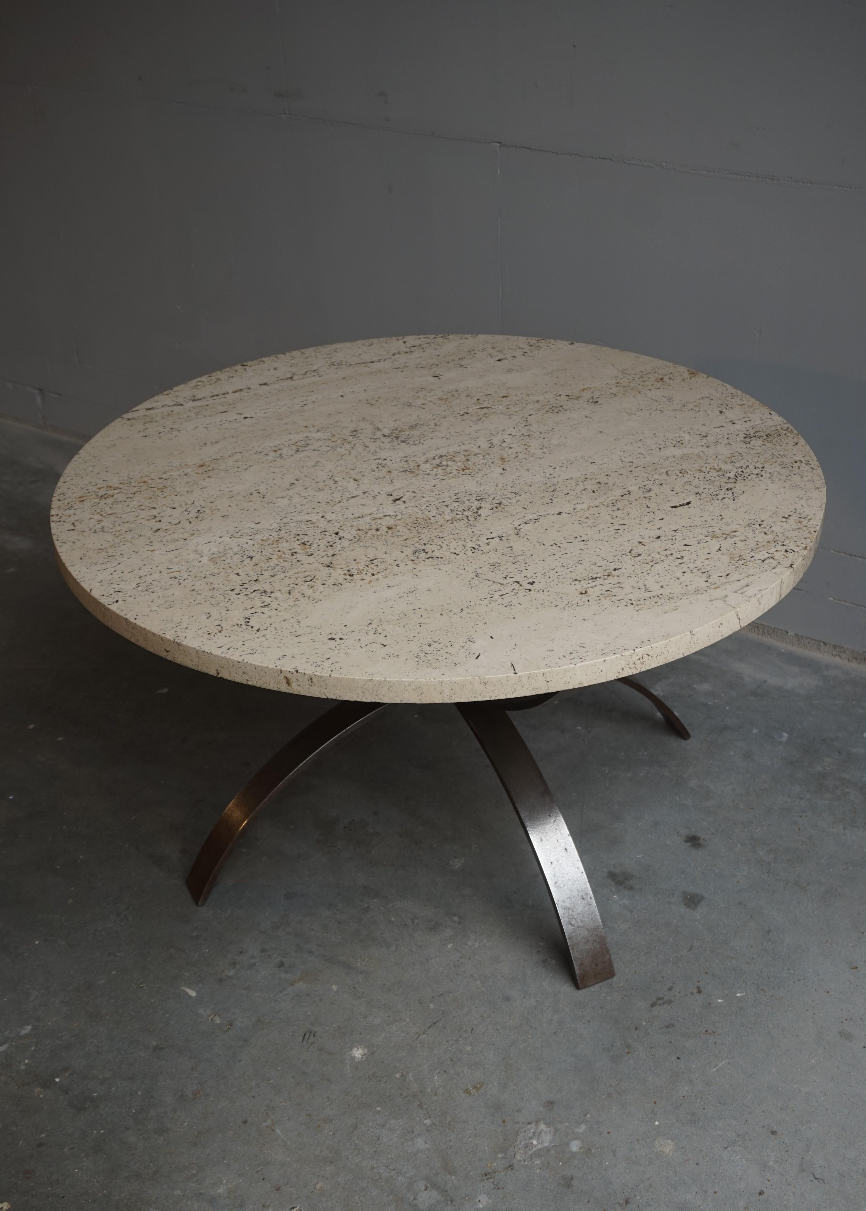 italien Table basse moderne et intemporelle en fer forgé et travertin, design des années 1960 en vente